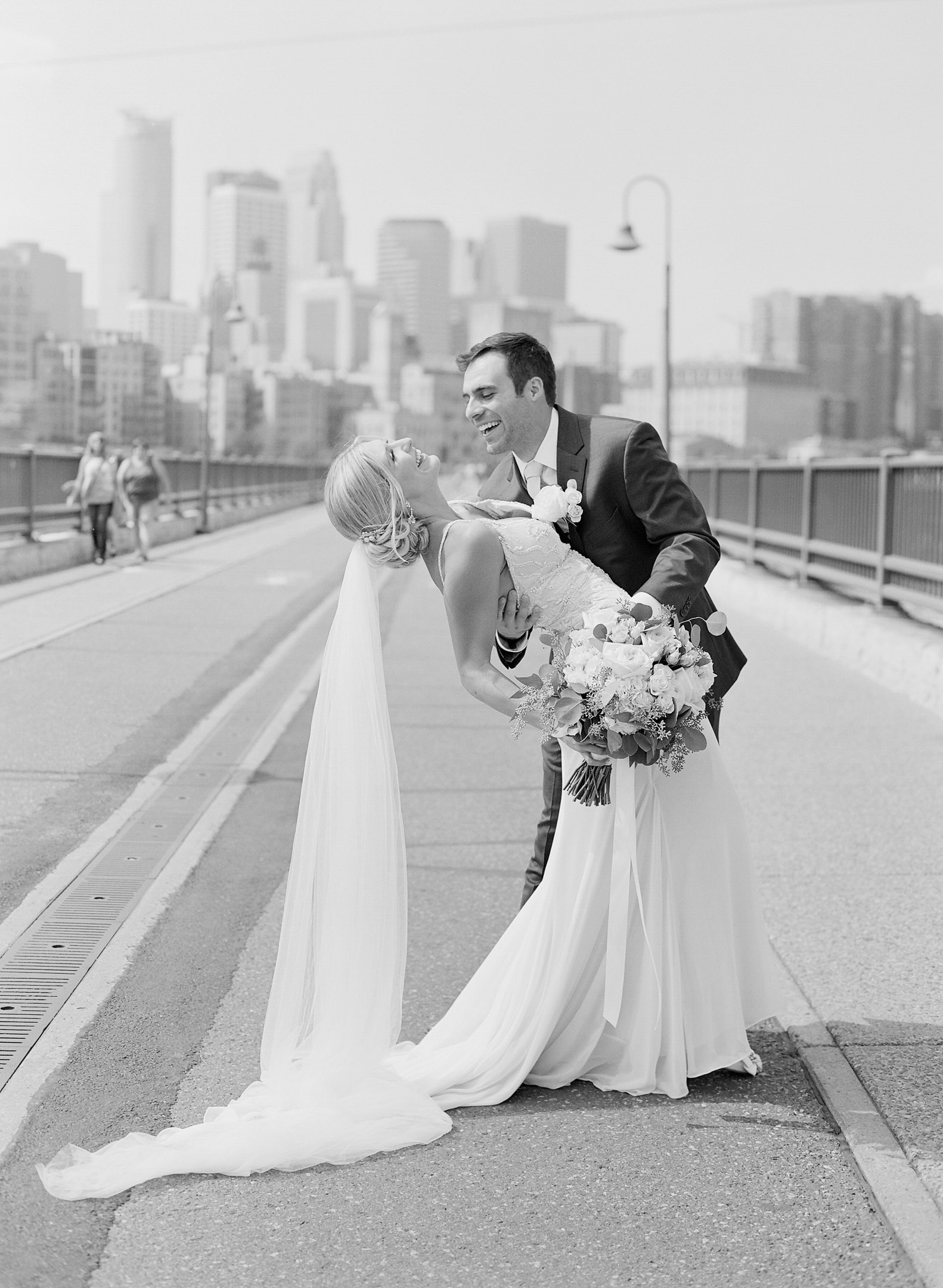 stone arch bridge minneapolis wedding portraits