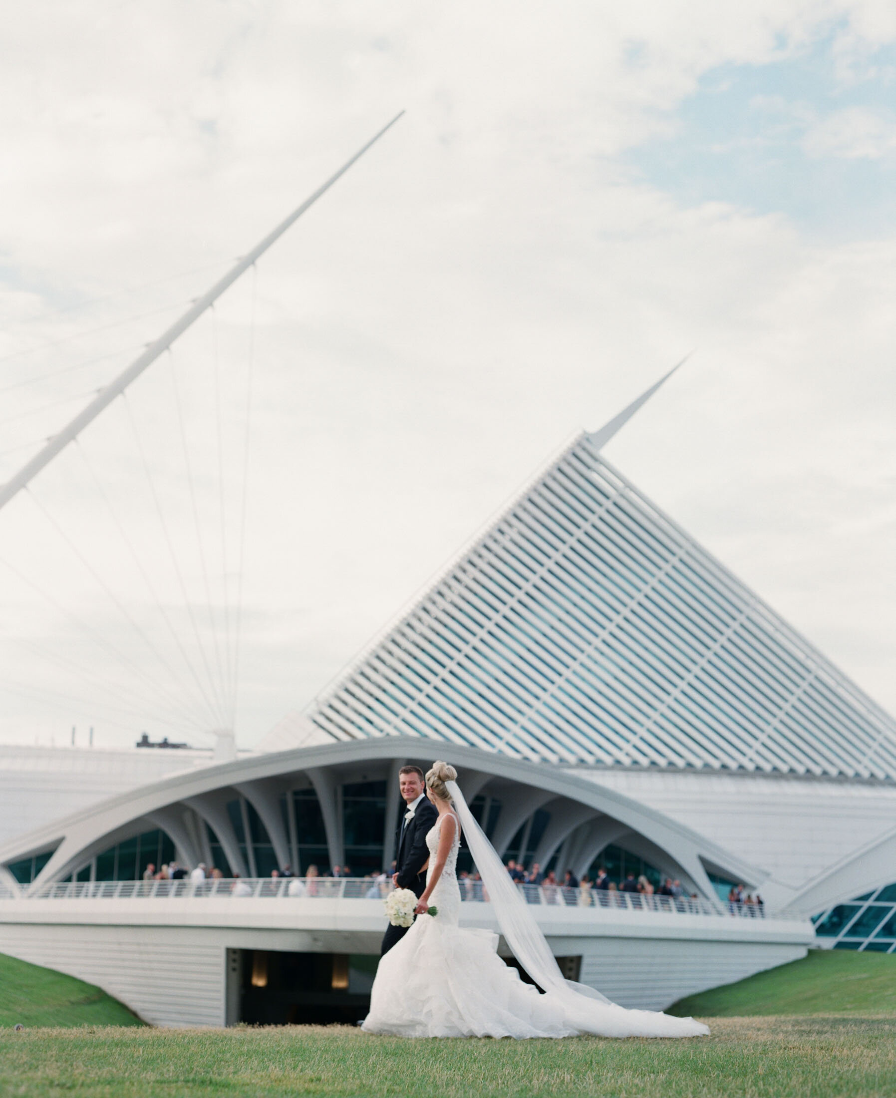 Milwaukee Art Museum Wedding Photographers
