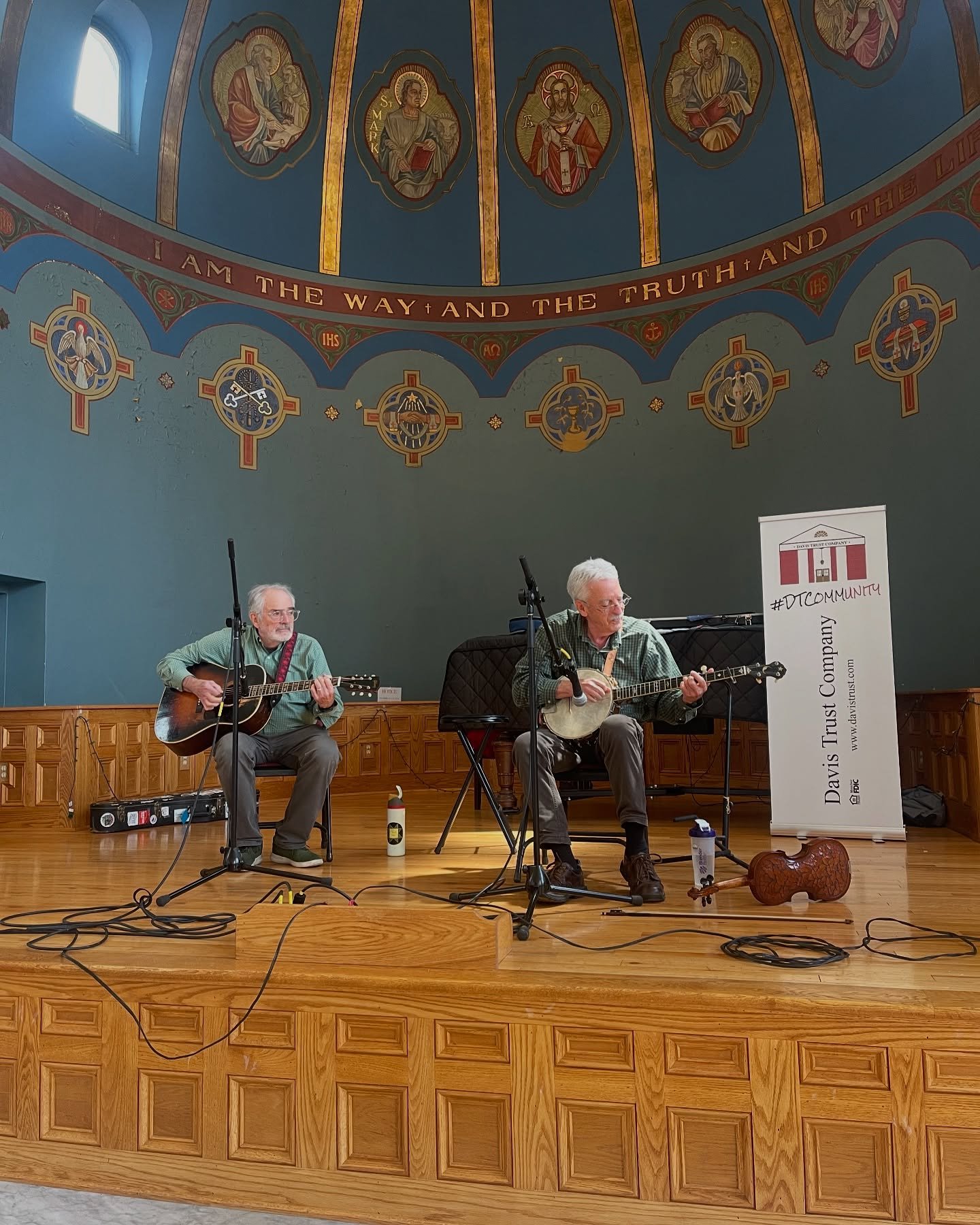 🎤May Brown Bag Concert: Elkins Legends Gerry Milnes & Mike Miller 🎻
Despite some technical difficulties, the show went on & everyone had a blast!
🤩Thank you to Gerry & Mike for taking the time to play for our community!
🤩Thank you t