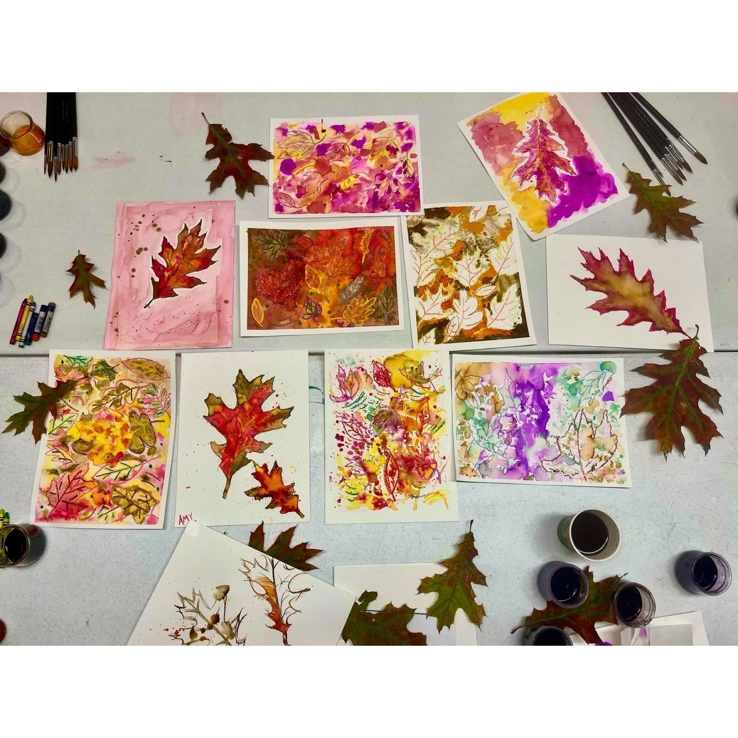 “The arts have the power to change the way we see the world” - Edward Vessel. 🎨🌎✨
Students in Paula Kaufman’s (@paulakaufmandesigns) Fall into Fall Watercolors class are doing just that!
For their first session, Paula covered the