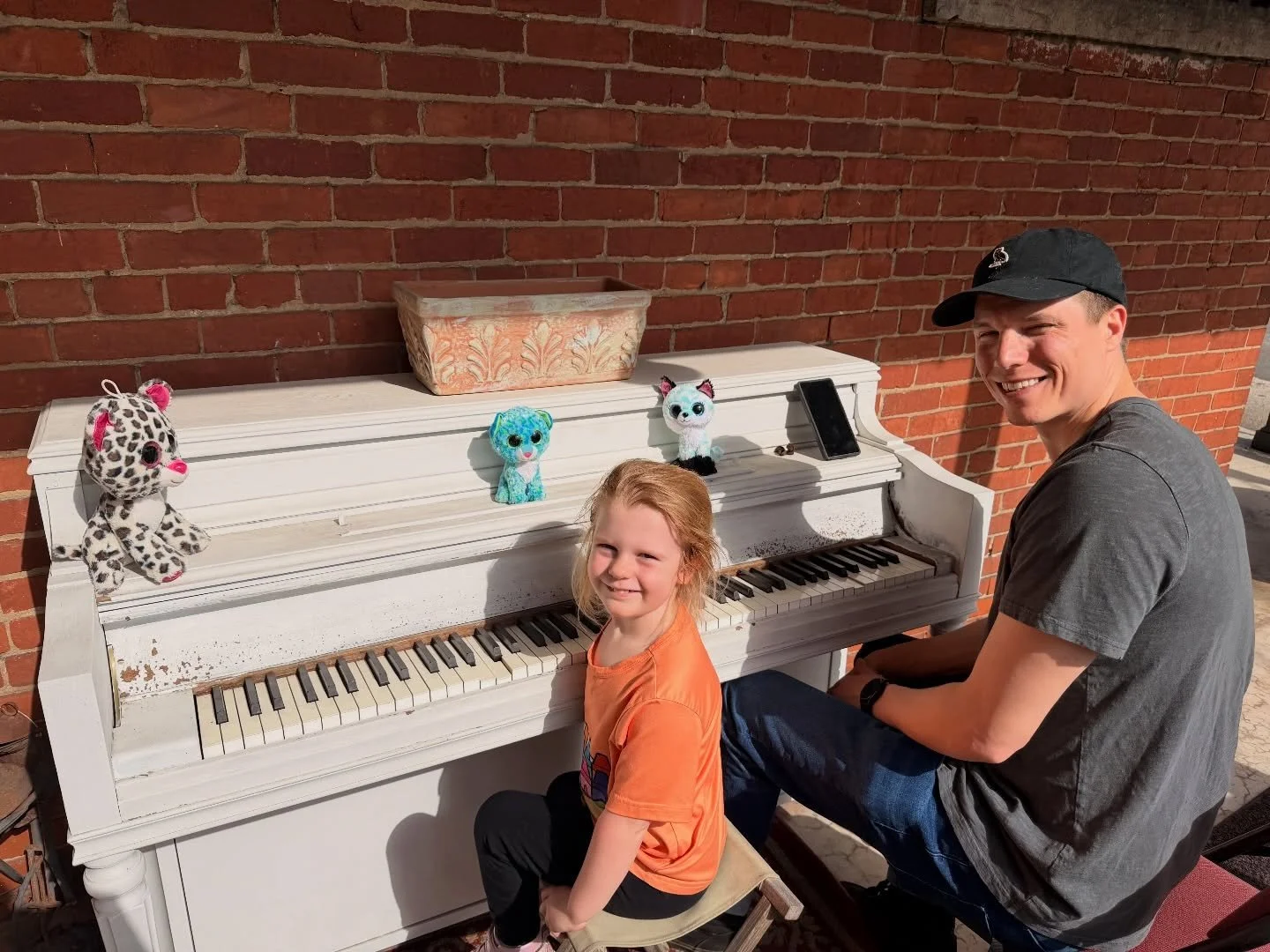 What a beautiful Friday in Elkins, WV! 🤩🎨🎹 

P.s. Stuffies need music &amp; art, too! 

#artselkins #fridaysunshine #artinyourheart #ElkinsWV #RandolphWV