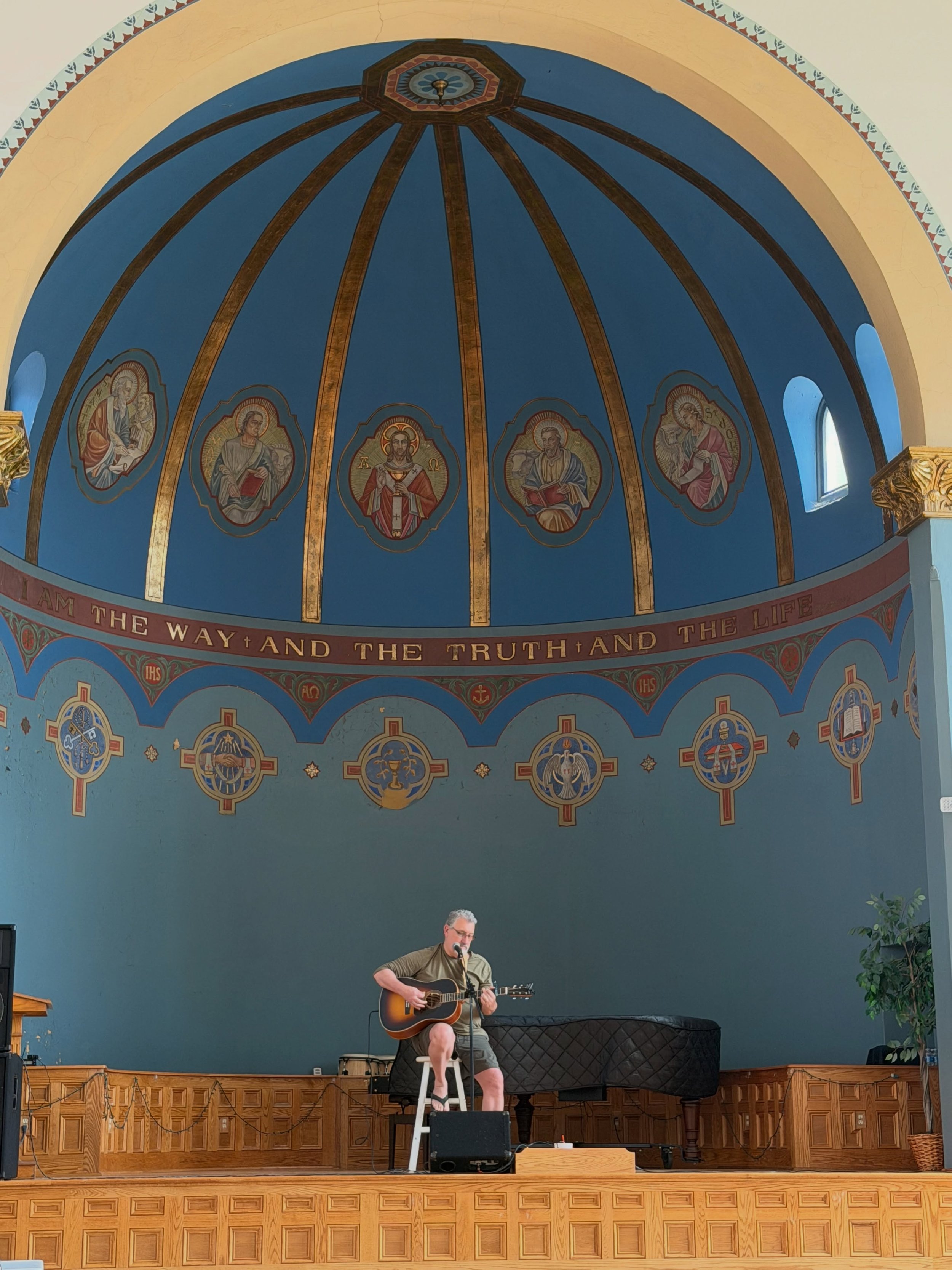 A round of applause for the one and only, Chet Lowther! 👏🏻🤩

Thank you, @chetlowthermusic, for sharing your singing &amp; songwriting talents with our community! We look forward to seeing you again soon ✨🎶

Thank you to @davistrustcompany for mak
