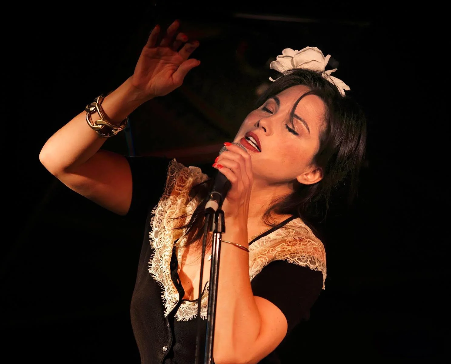 Le Club (Maison Bâtard) w Rebecca Mendoza