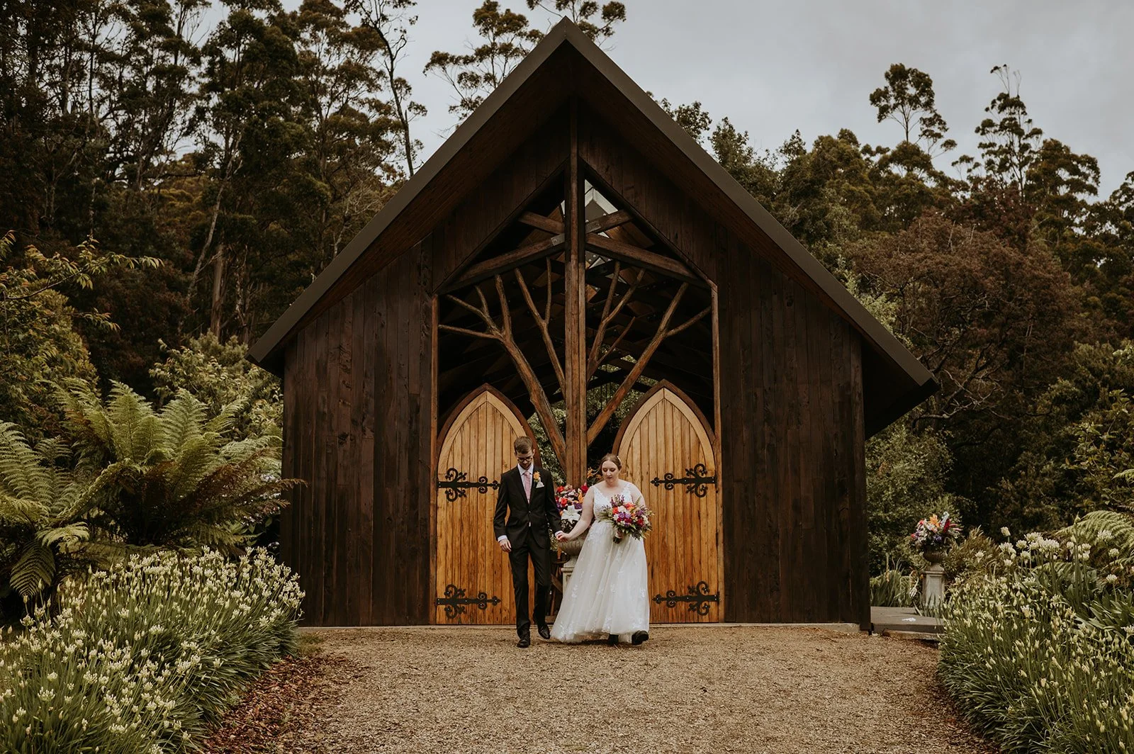 Garden weddings @lallaflowerfarm_weddings never disappoint. 🌿🌸
Surrounded by seasonal blooms, lush gardens, and the natural beauty of the farm, it&rsquo;s the kind of setting that makes every wedding feel effortlessly romantic.
A little bit wild, a