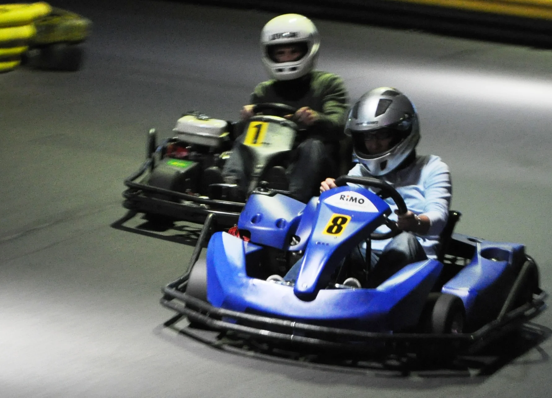 VIDEO 3. MOTORRADSTAMMTISCH (GO KART)