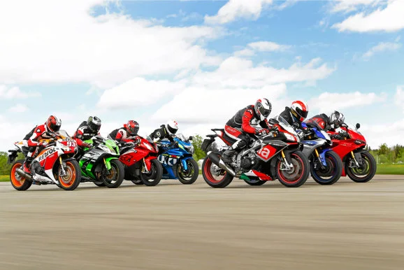 Sieben Sport-Motorräder in der Landstraßen-Wertung