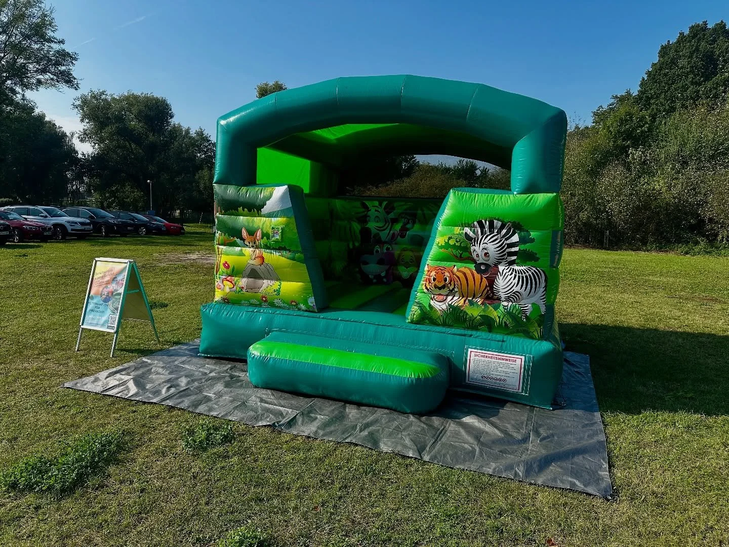 Heute ist unsere H&uuml;pfburg wieder im Einsatz 🦓 🦁 

🗓️ 28.09.2025 
📌 Kitzscher
📍 KikiB&ouml; (Kindersachenb&ouml;rse)

#huepfburg #huepfburgenverleih #mfnsl