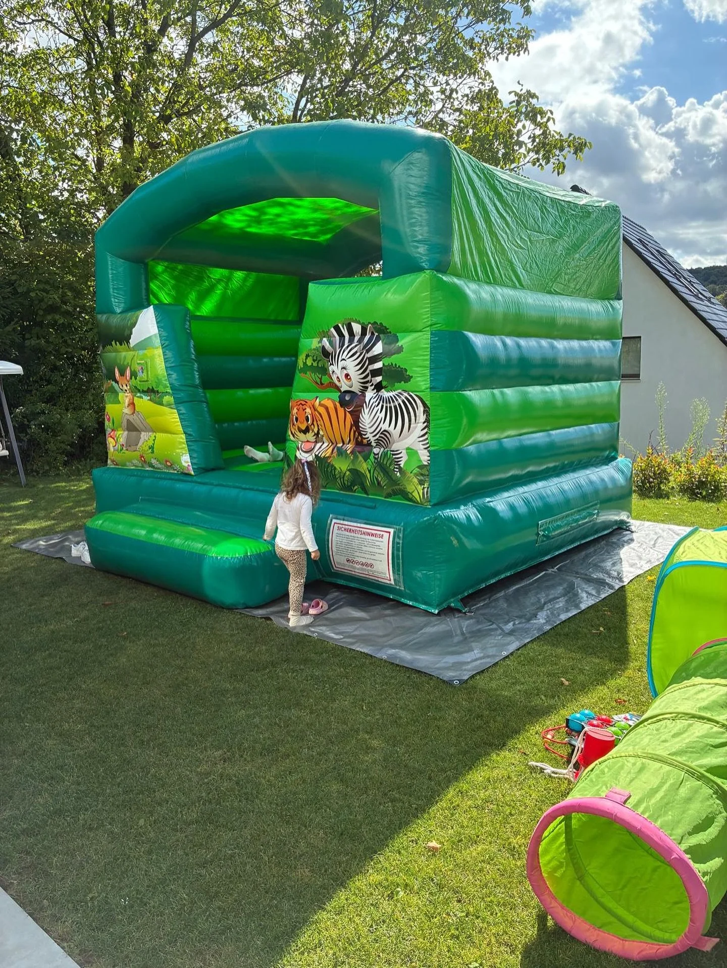 Am Wochenende war unsere Safari-H&uuml;pfburg im Einsatz 🦓 🐯 

🗓️ 29. - 31. August 2025 
📌 Schulanfang 2025 
📍 Overath (bei K&ouml;ln) 

Wir w&uuml;nschen dem Schulanf&auml;nger alles alles Gute, viel Erfolg und vor allem Spa&szlig; in der Schul