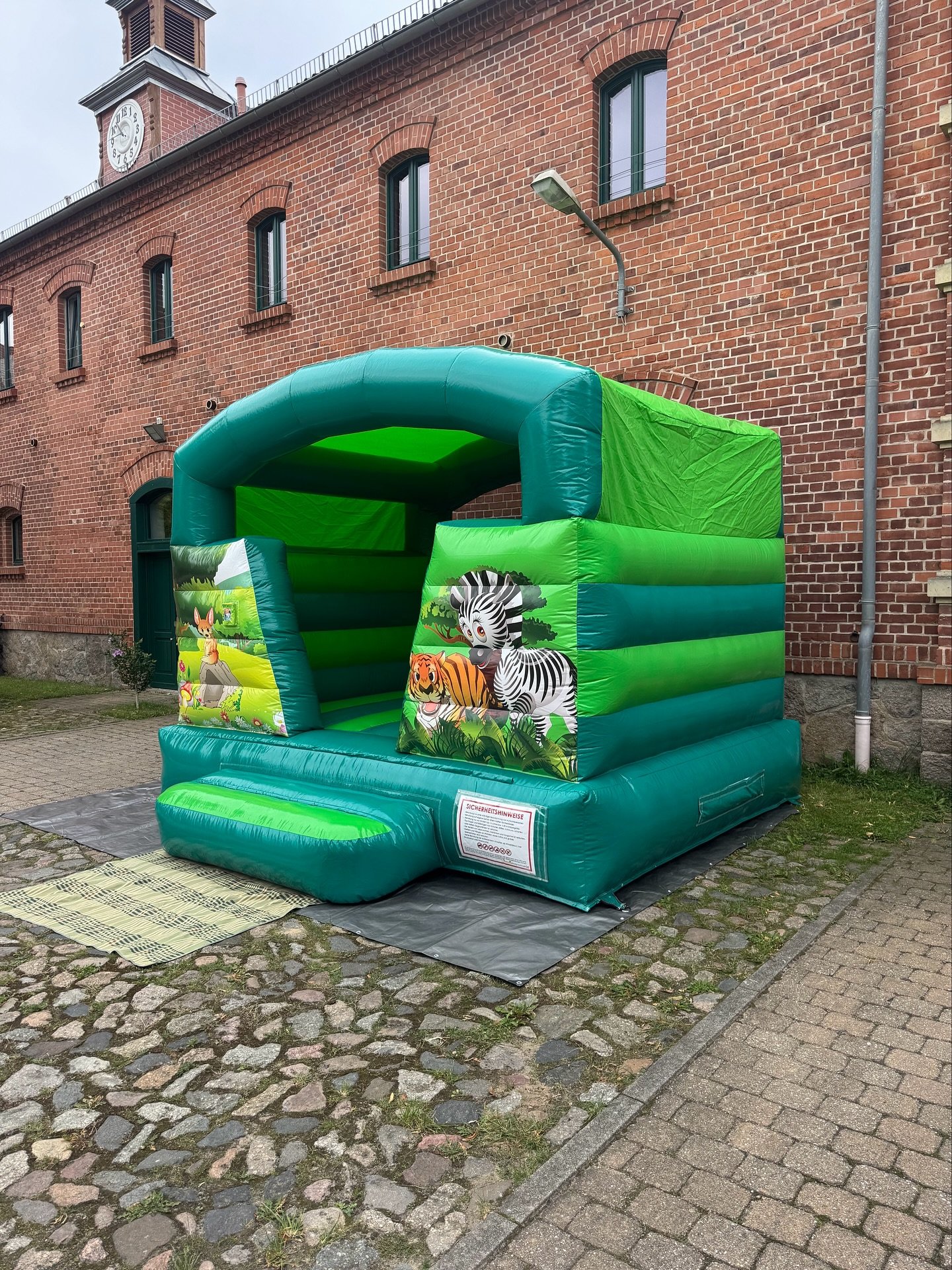 Am Wochenende war unsere Safari-H&uuml;pfburg im Einsatz 🦓 🐯 

🗓️ 16. August 2025 
📌 Schulanfang 2025 
📍 Leipzig 

Wir w&uuml;nschen dem Schulanf&auml;nger alles alles Gute, viel Erfolg und vor allem Spa&szlig; in der Schule. 

#huepfburg #huepf