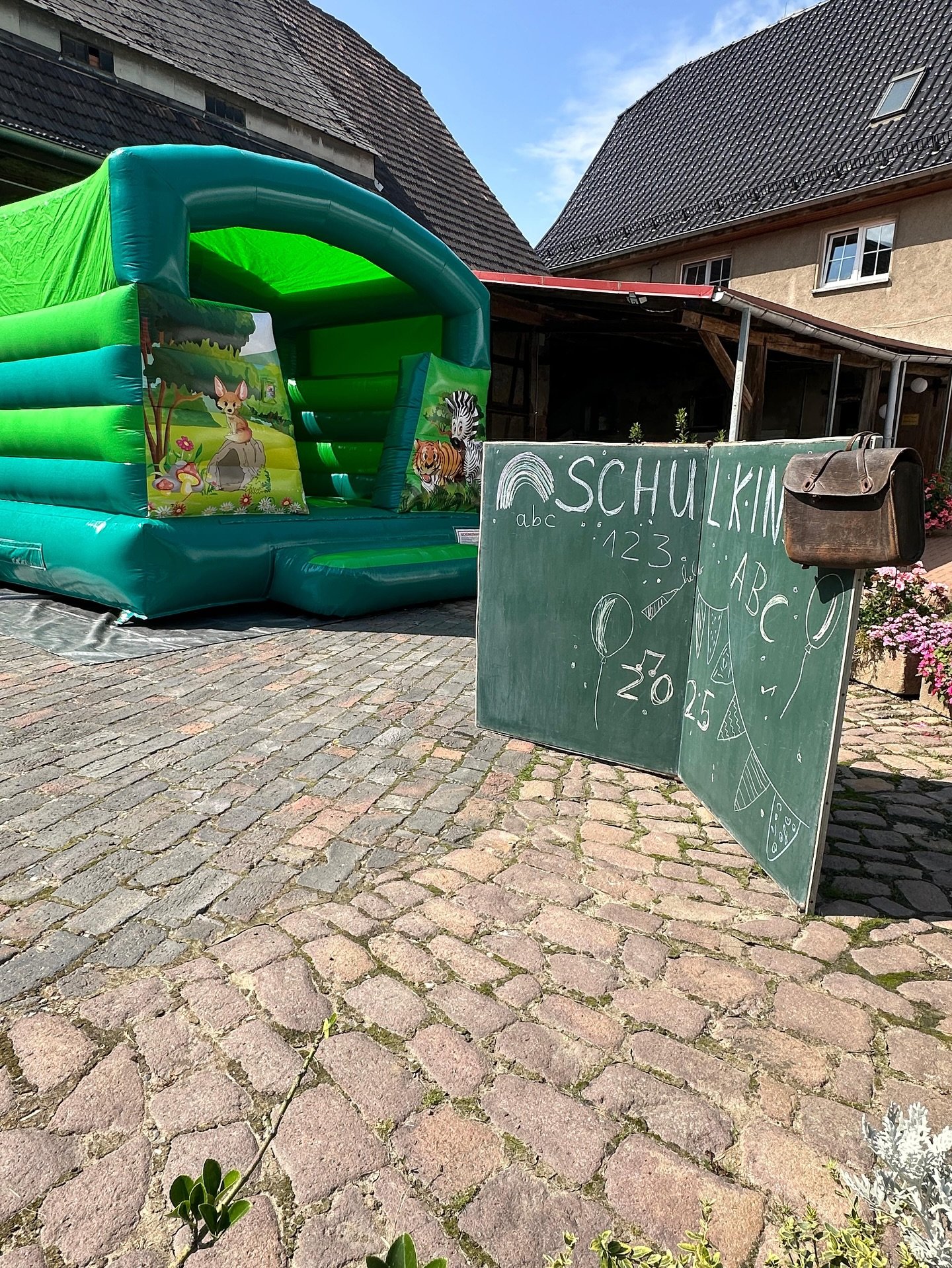 Am Wochenende war unsere Safari-H&uuml;pfburg im Einsatz 🦓 🐯 

🗓️ 08. - 10. August 2025 
📌 Schulanfang 2025
📍 Rochlitz 

Wir w&uuml;nschen dem Schulanf&auml;nger alles alles Gute, viel Erfolg und vor allem Spa&szlig; in der Schule. 

#huepfburg 