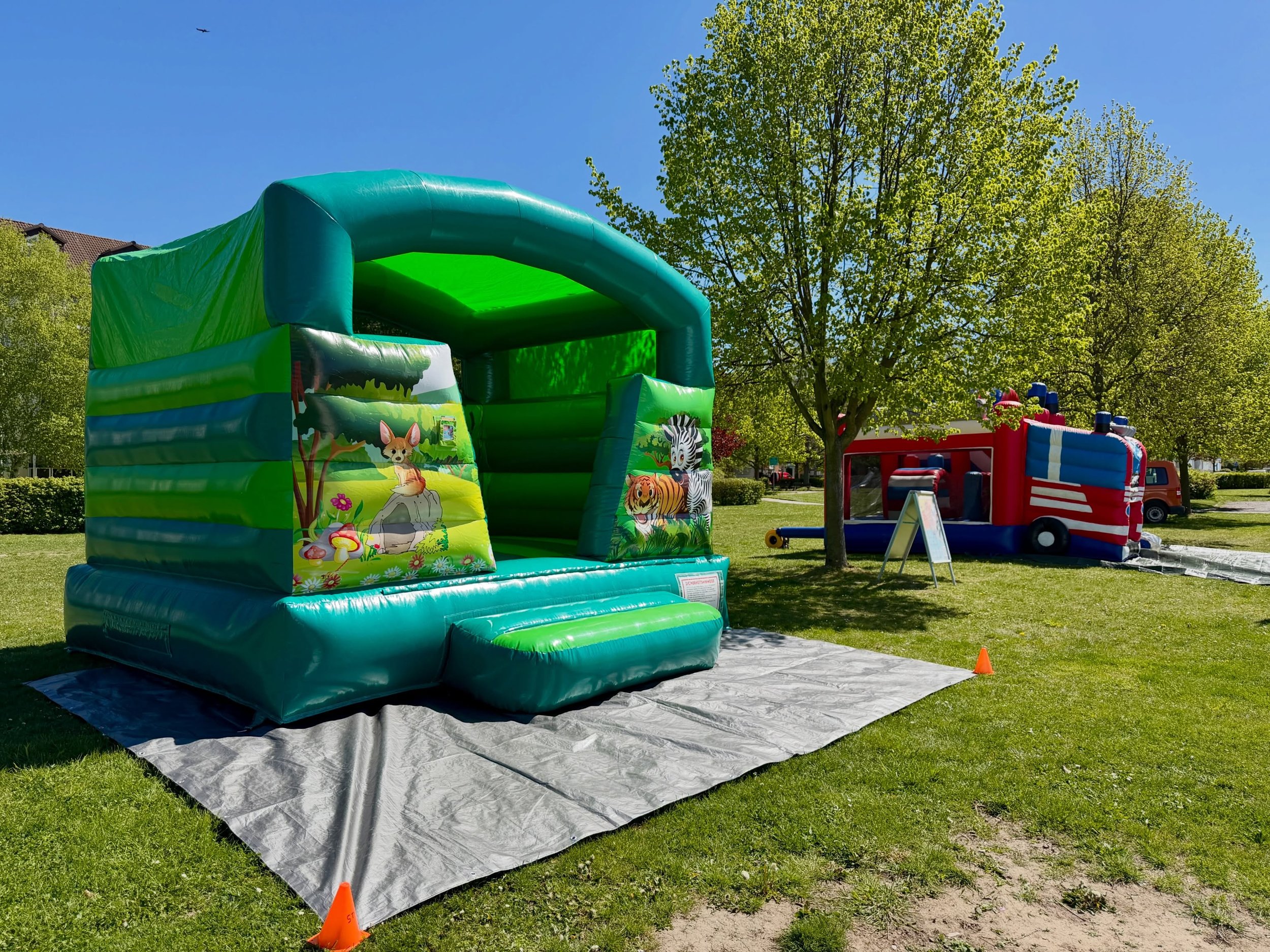 Heute sind unsere beiden H&uuml;pfburgen im Einsatz 🚒 🦓 🐯 

🗓️ 30.04.2026 / 16 - 20 Uhr 
📌 Maibaumsetzen 
📍 Lucka

Schaut mal vorbei. 

Wir w&uuml;nschen euch auf alle F&auml;lle viel Spa&szlig; und ein sch&ouml;nes Fest. 

#huepfburg #huepfbur