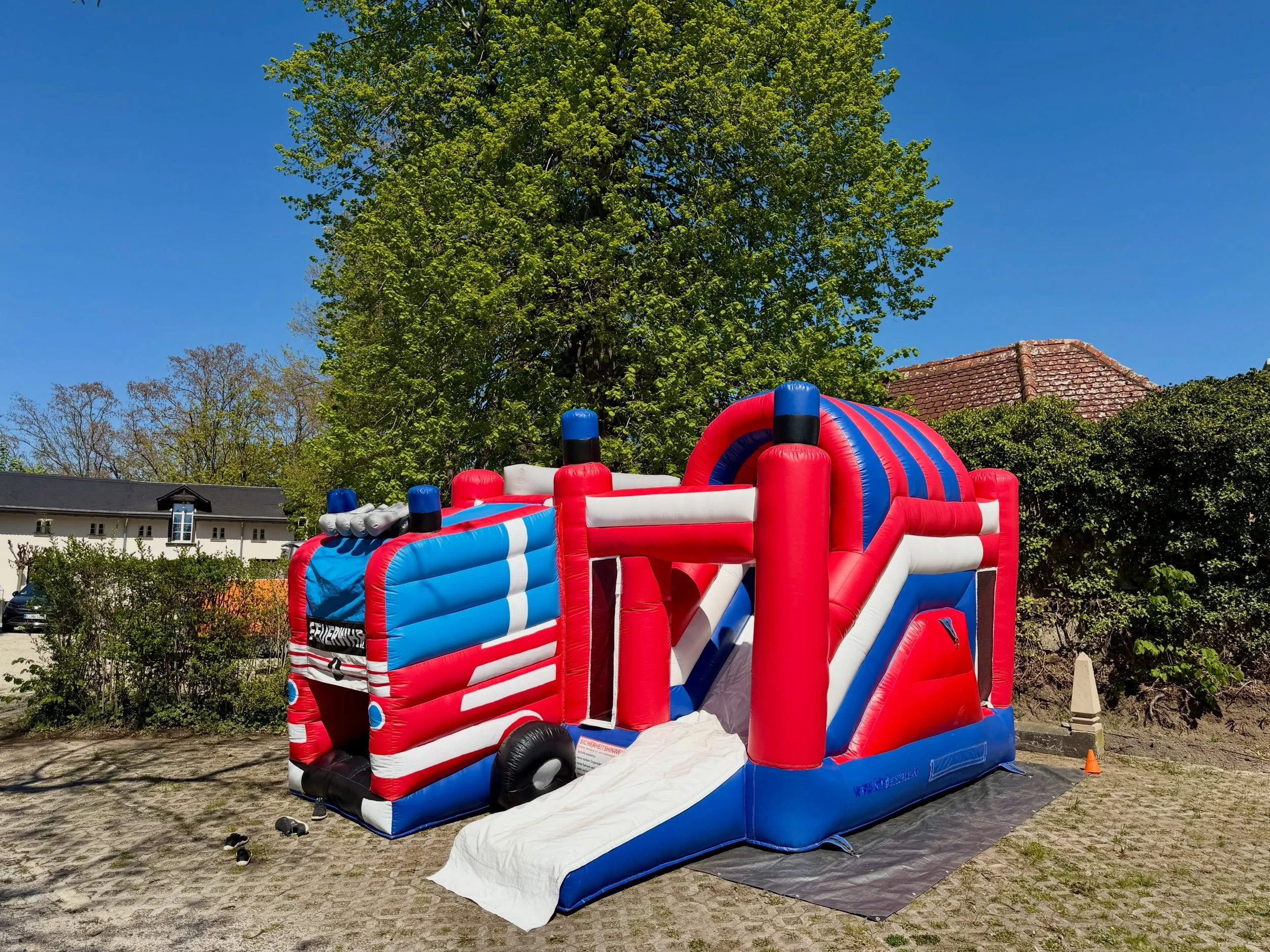 Heute ist unsere H&uuml;pfburg wieder im Einsatz 🚒

🗓️ 01.05.2026
📌 Leipzig (Plau&szlig;ig-Portitz)
📍 40. Geburtstag 

#huepfburg #huepfburgenverleih #mfnsl
