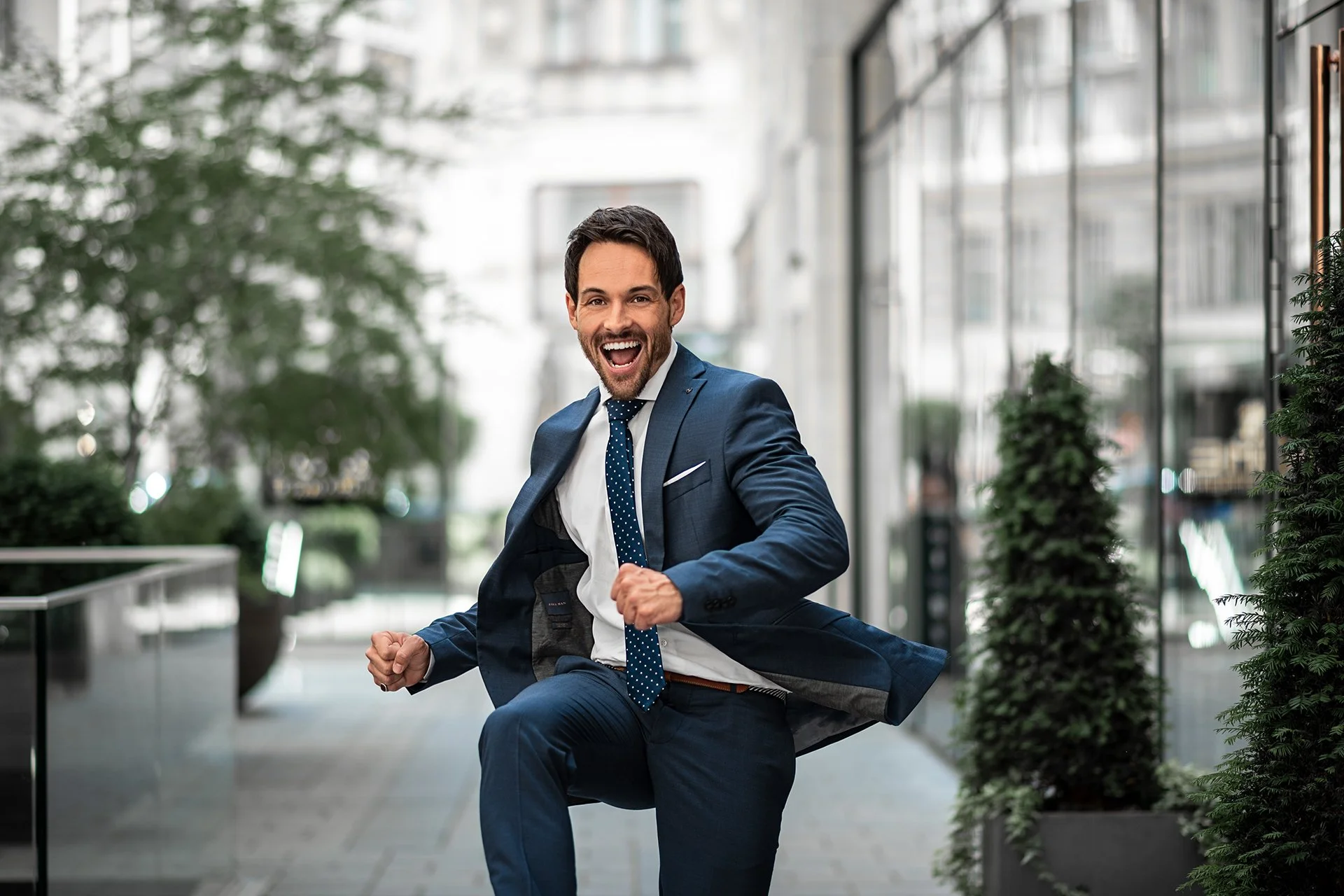 Mathias Gruber im Anzug inspiriert andere Menschen zu einem gesünderen und glücklicheren Leben