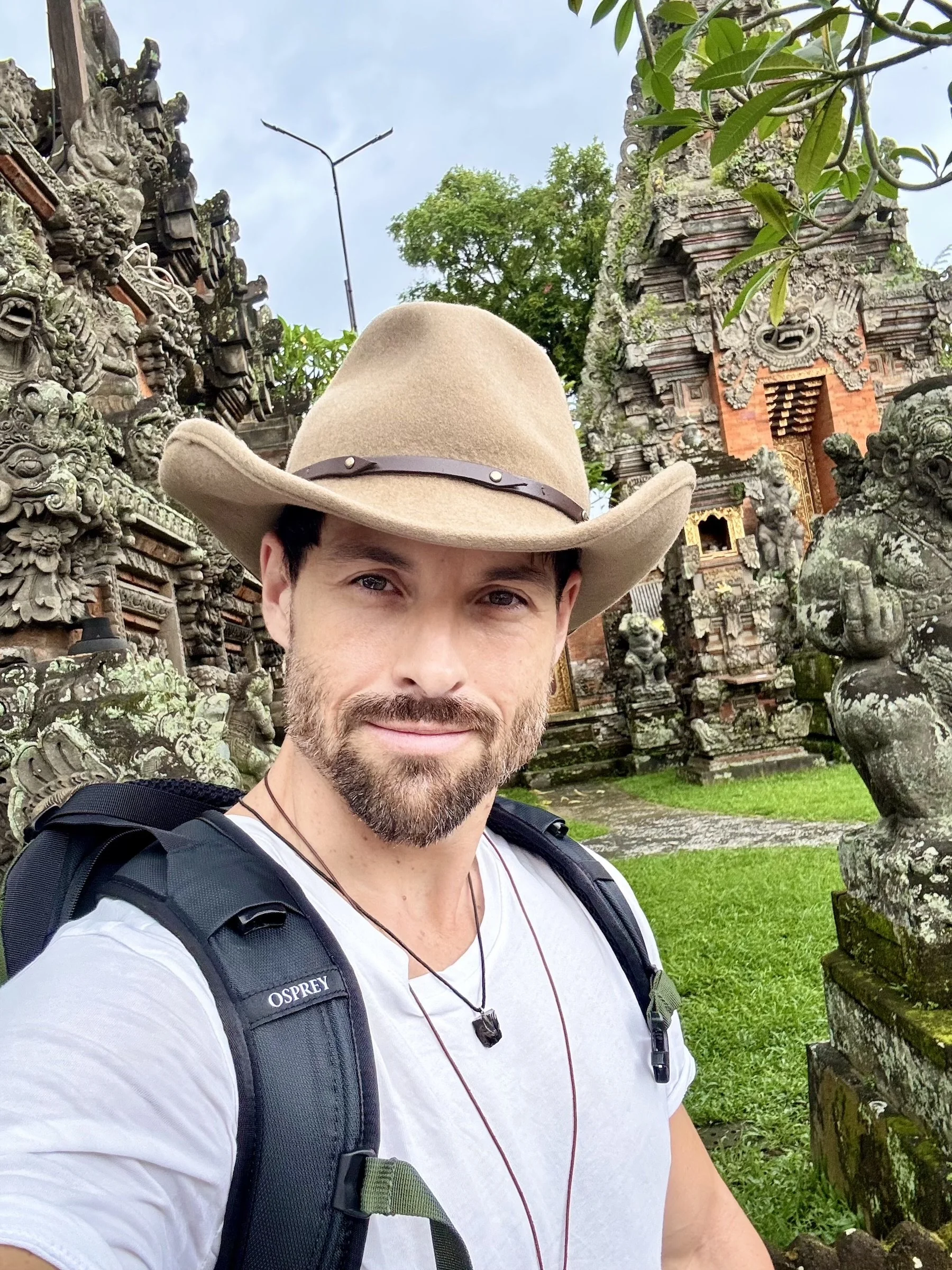 Mathias Erich Gruber auf seiner Erkenntnisreise in indonesischen Tempeln