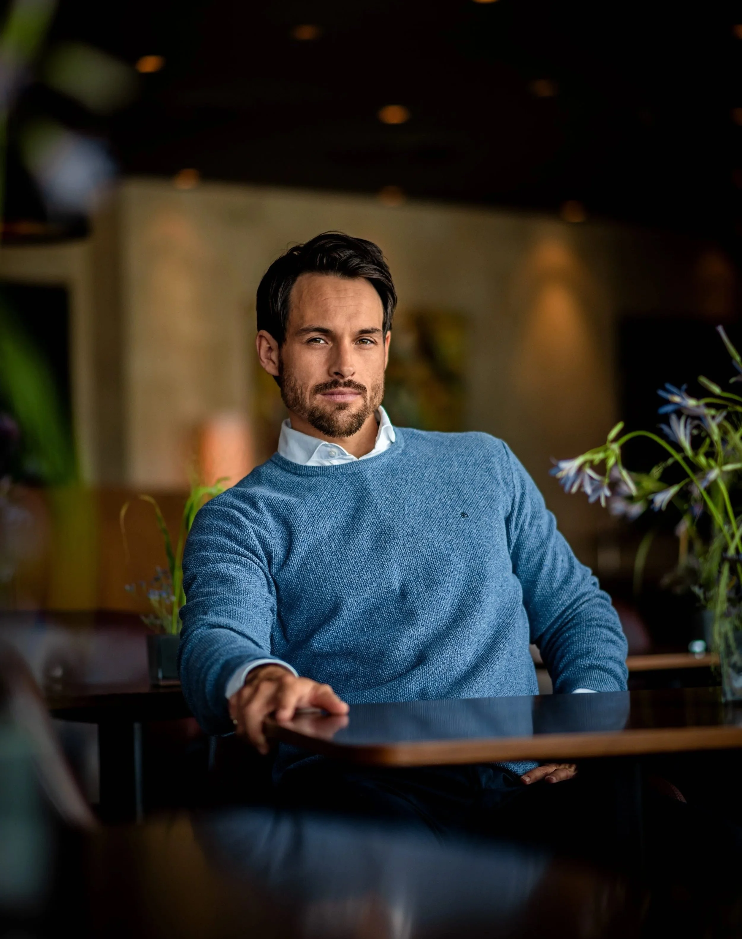 Mathias Erich Gruber sitzt an einem Tisch und denkt über die Philosophie der Wahrheit nach
