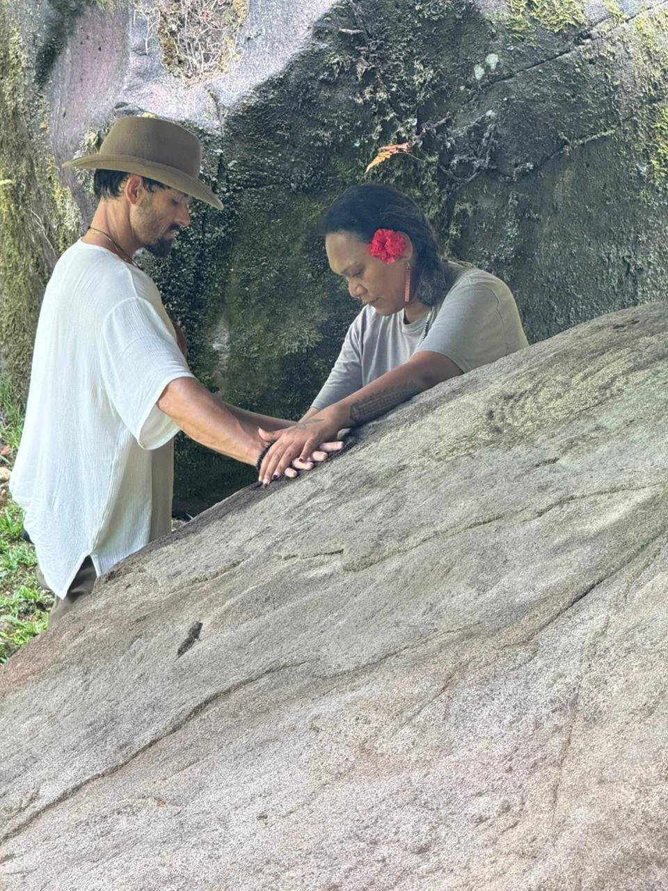 Mathias Erich Gruber während einer Maohi Zeremonie im Vallee de la Papenoo in Tahiti