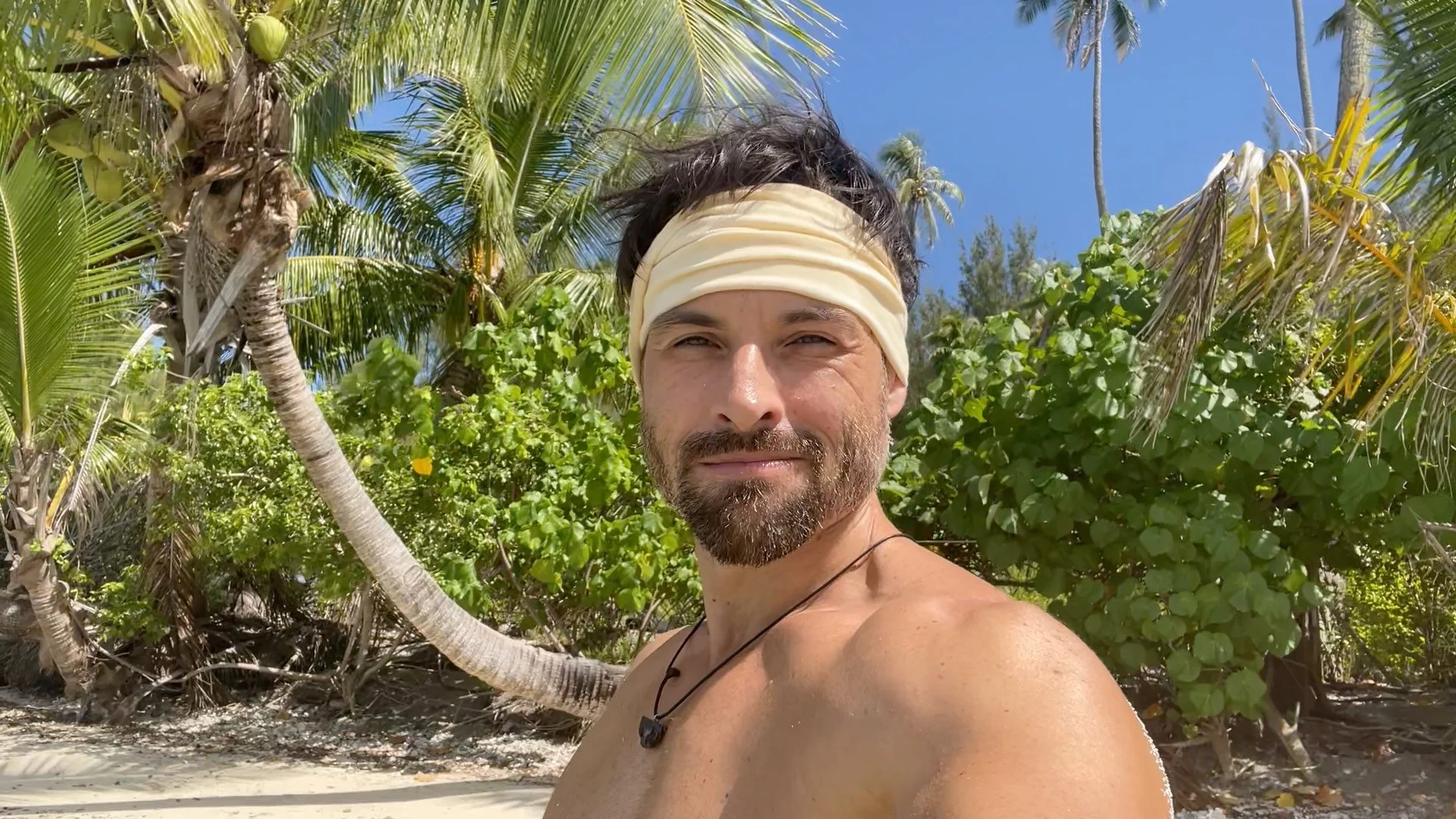 Mathias auf einer einsamen Insel im Südpazifik