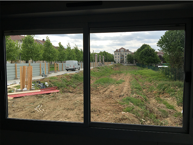 Vue du terrain depuis les cantonnements de chantier