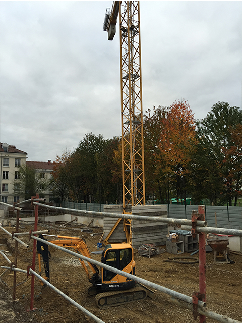 MONTAGE DES 2 GRUES POUR LA CONSTRUCTION DE NOS 4 BÂTIMENTS.