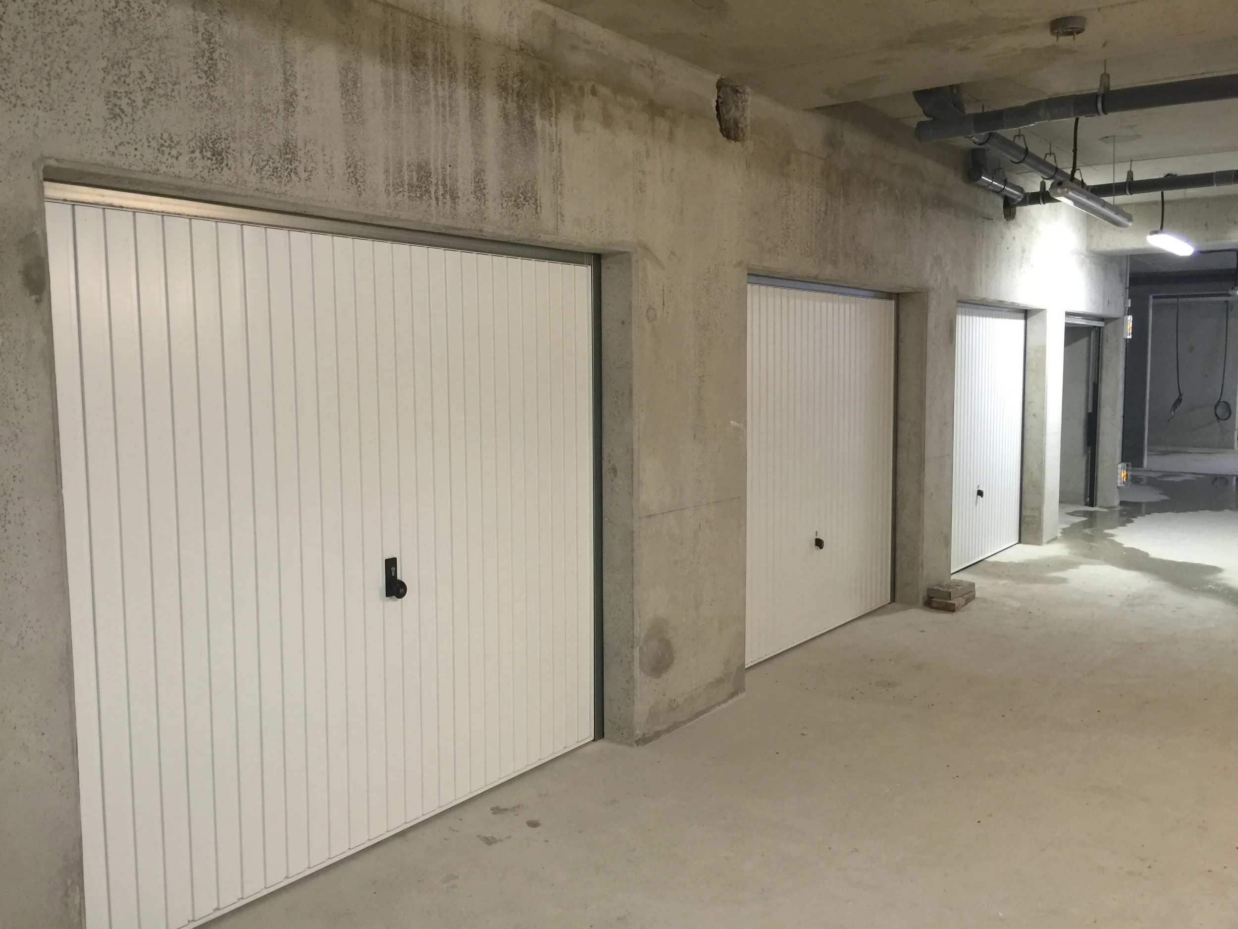 Mise en place des portes de boxes en sous sol