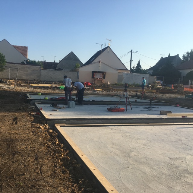 Mise en place des cales avant le montage des maisons