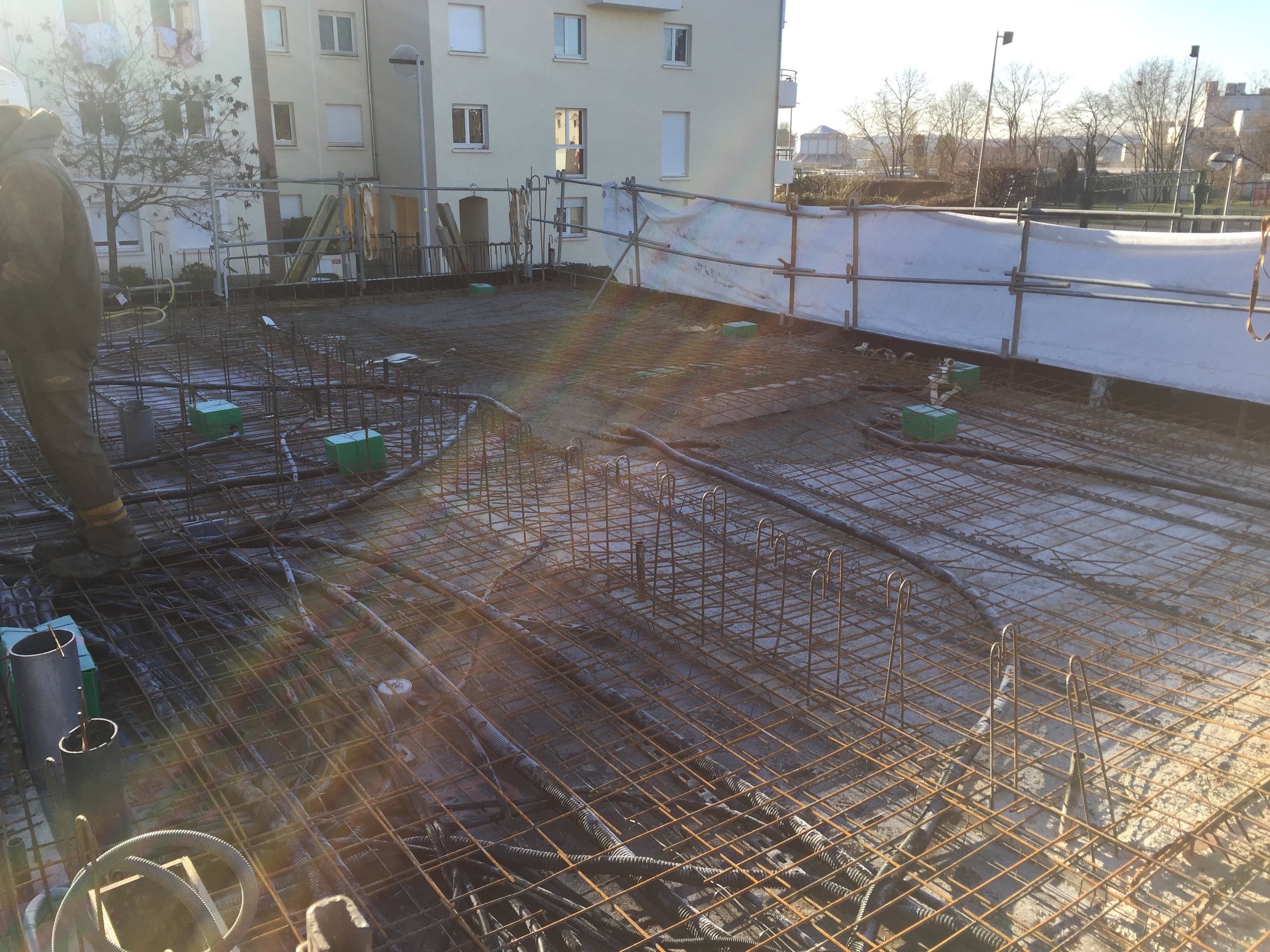 Incorporation des pieuvres pour les reseaux electriques avant le coulage de la dalle R+1