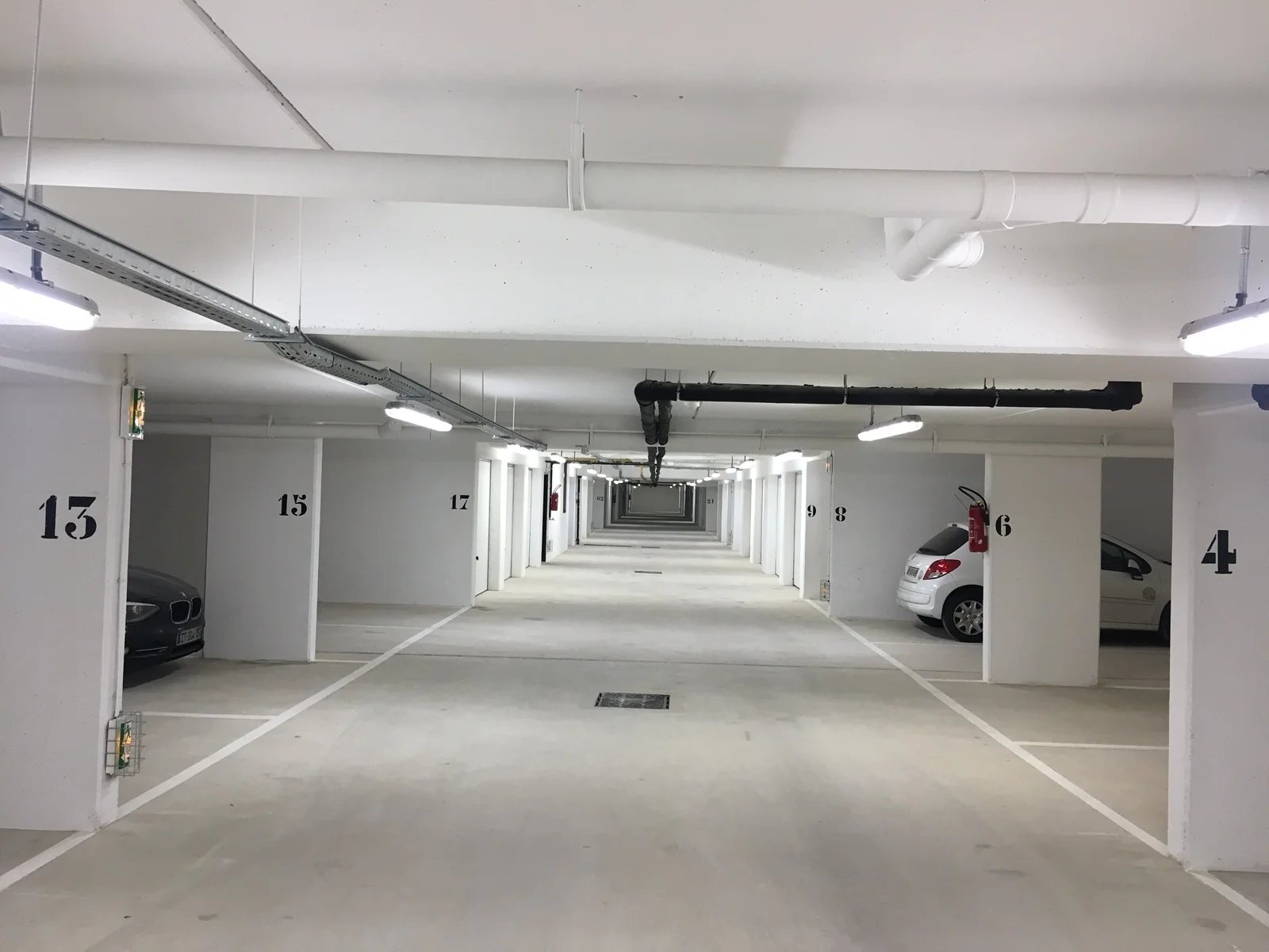 Parkings en sous sol entièrement peint en blanc