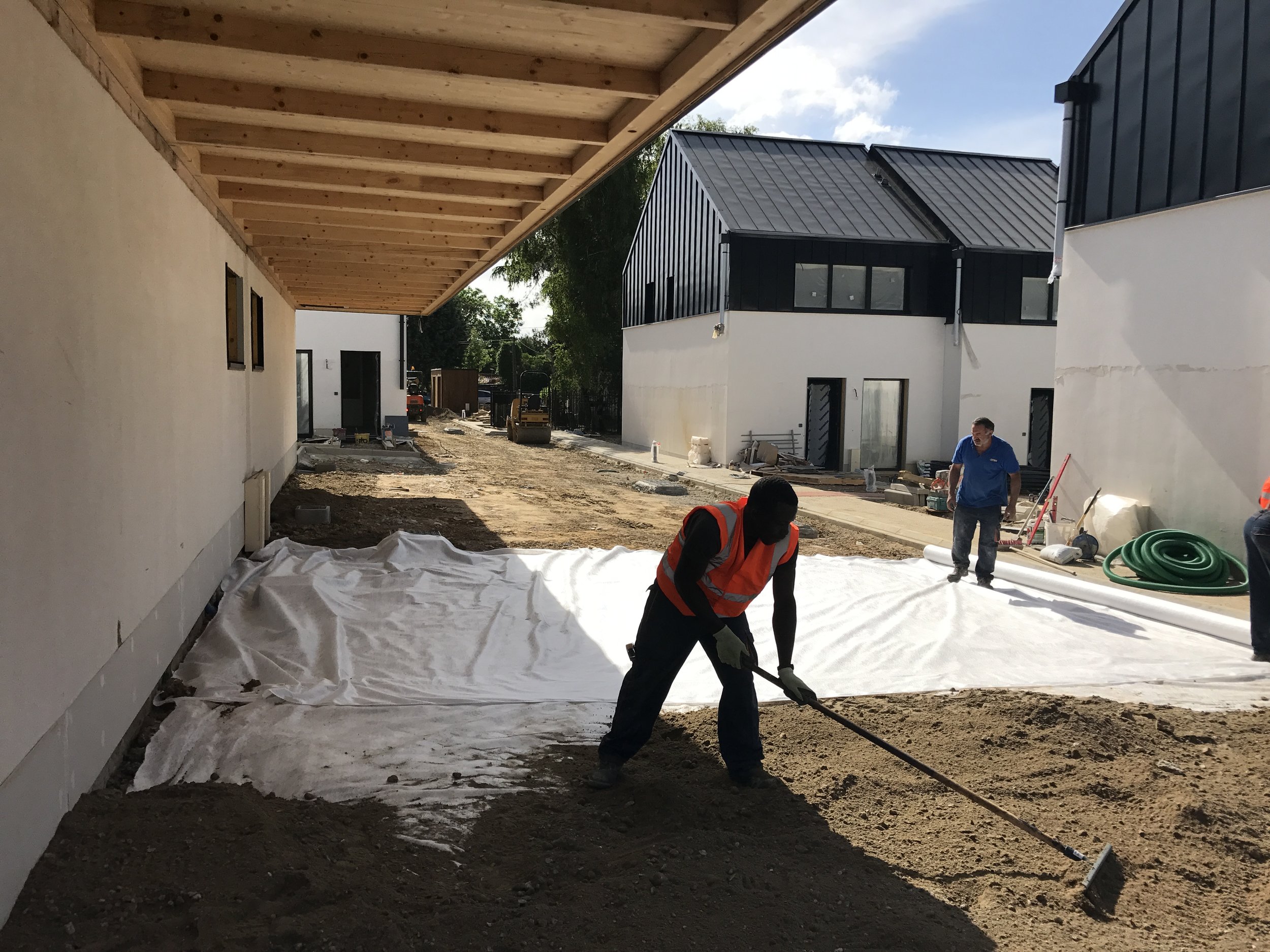 Mise en place de la grave ciment avant le coulage de l'enrobé