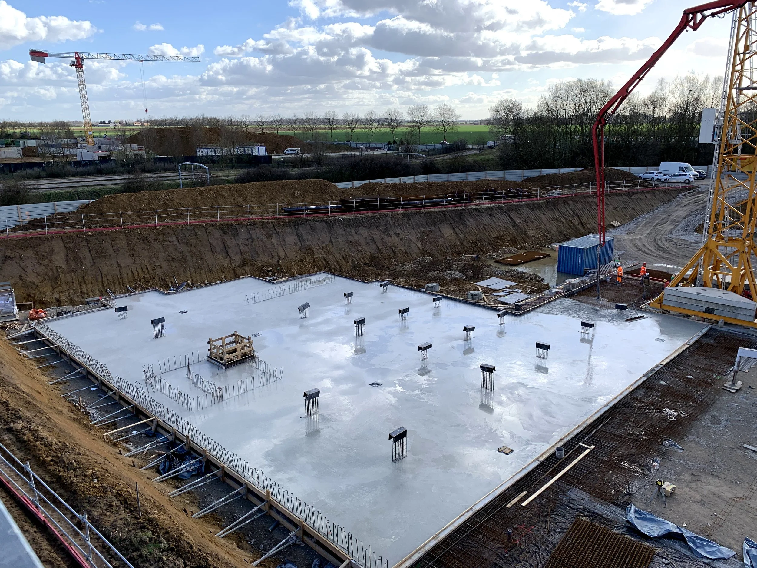 Coulage du béton pour la réalisation du radier