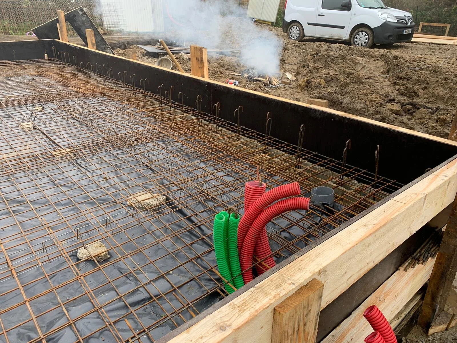 Coffrage mis en place avant coulage de la dalle RDC