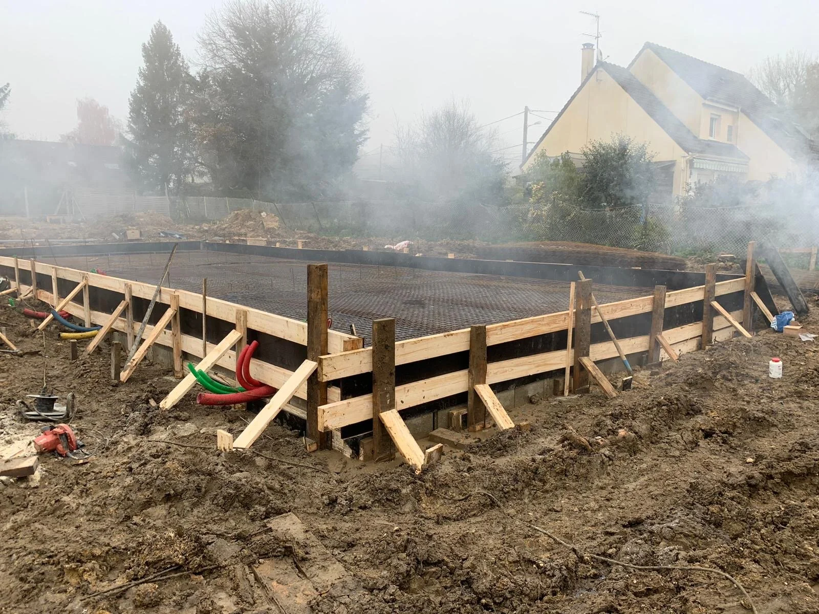 Coffrage mis en place avant coulage de la dalle RDC