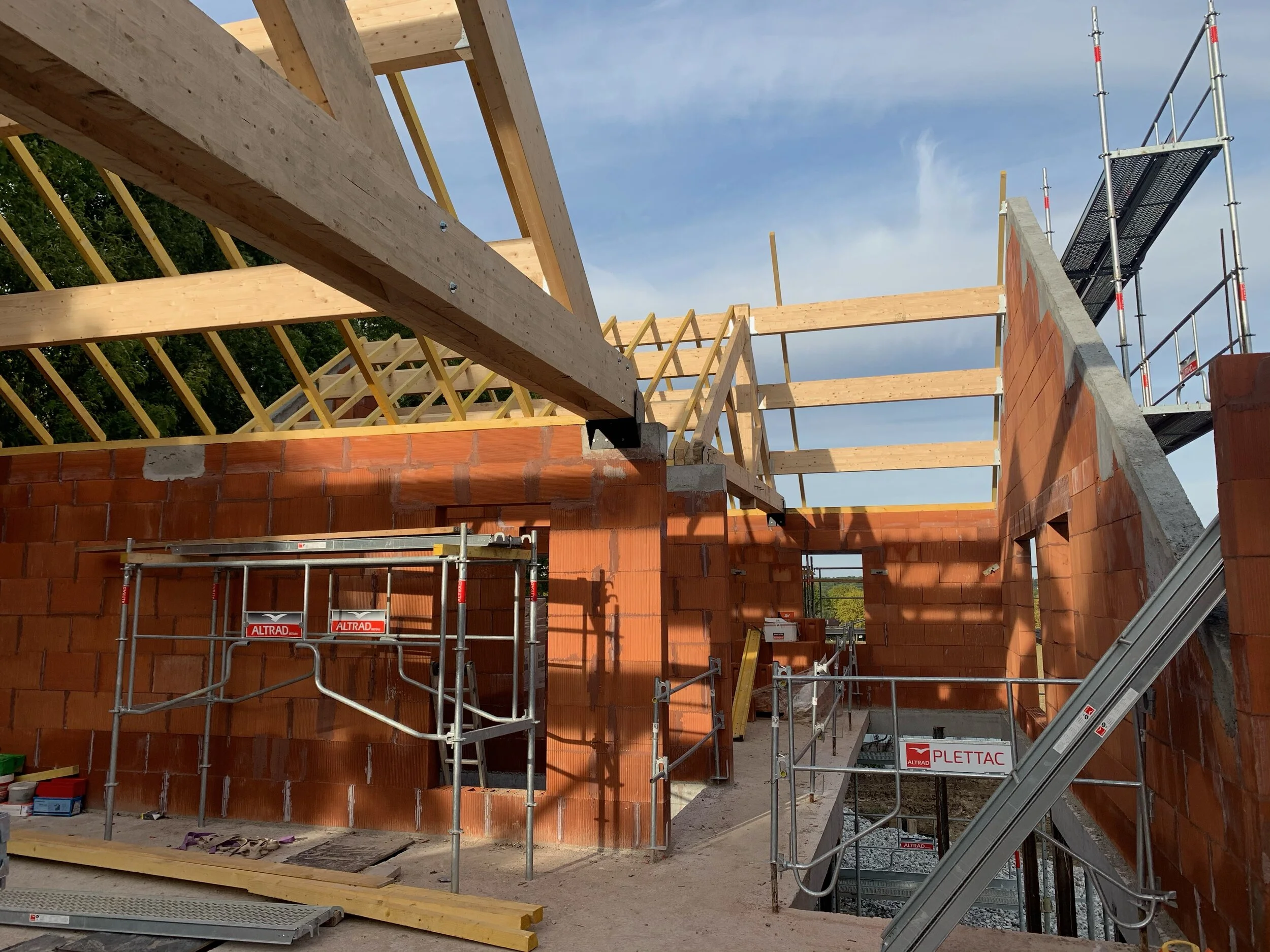 Pose de la charpente de la maison 1