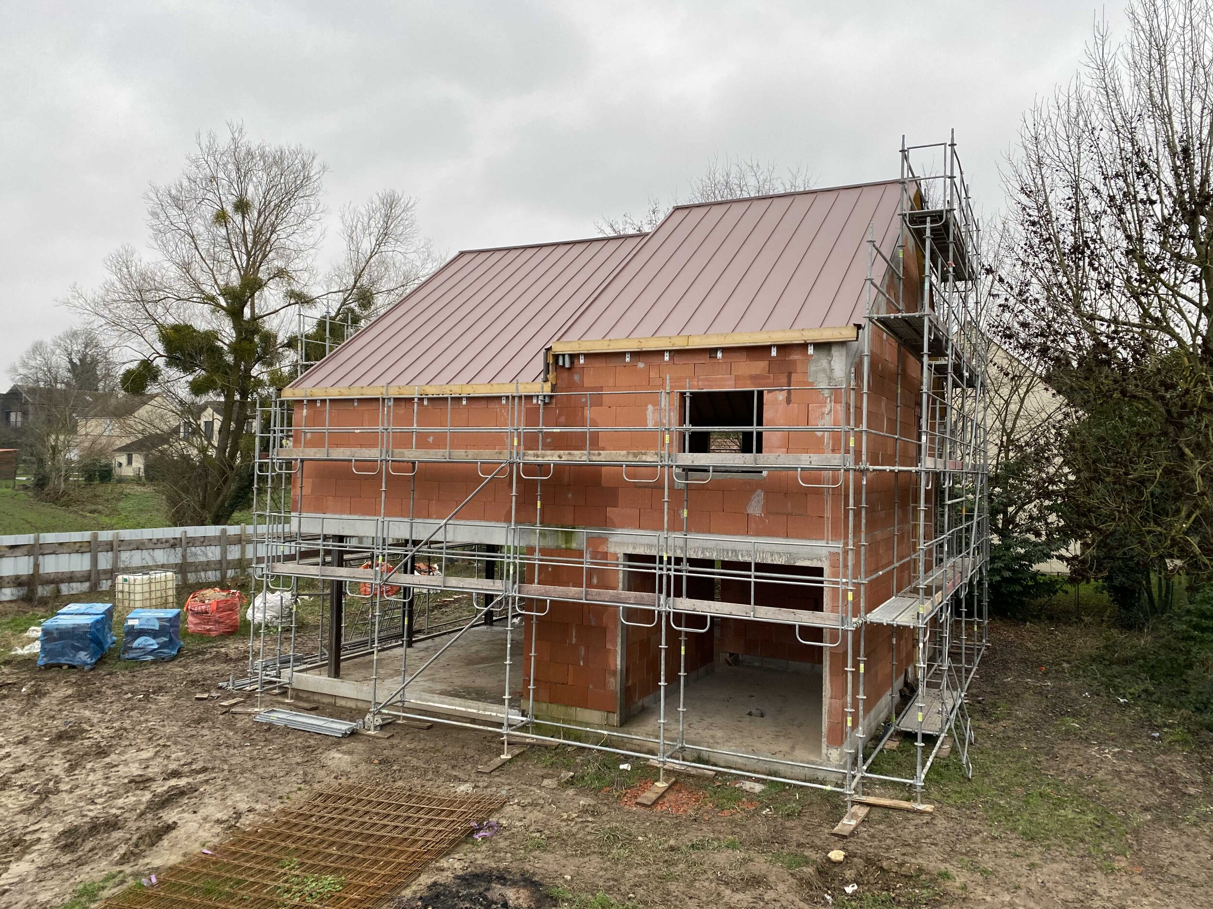 Pose de l'échafaudage sur la maison n°2 