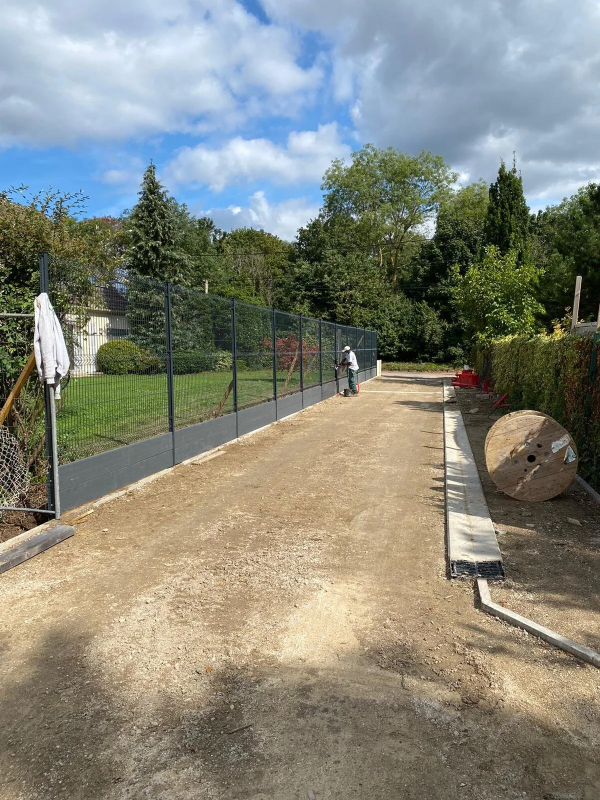 Pose des clôtures sur l'accès principal