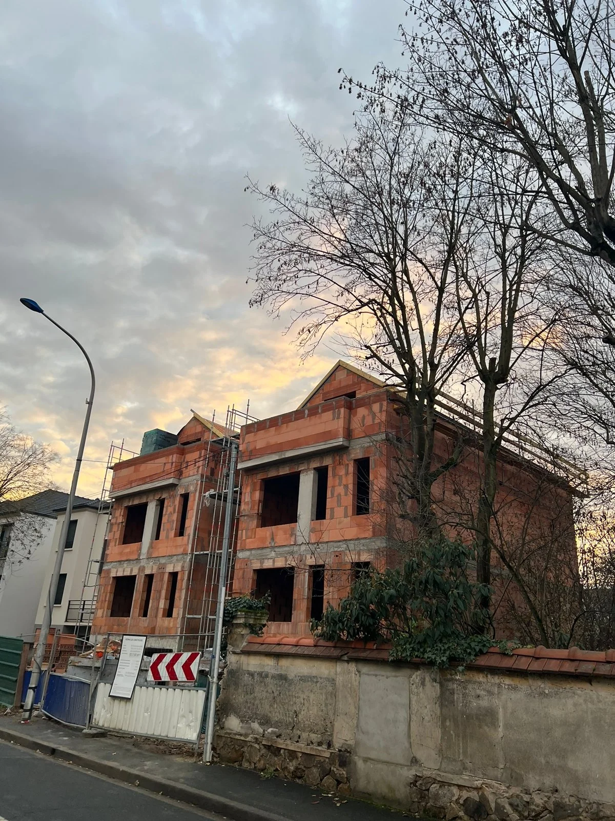 Achèvement de la charpente et couverture