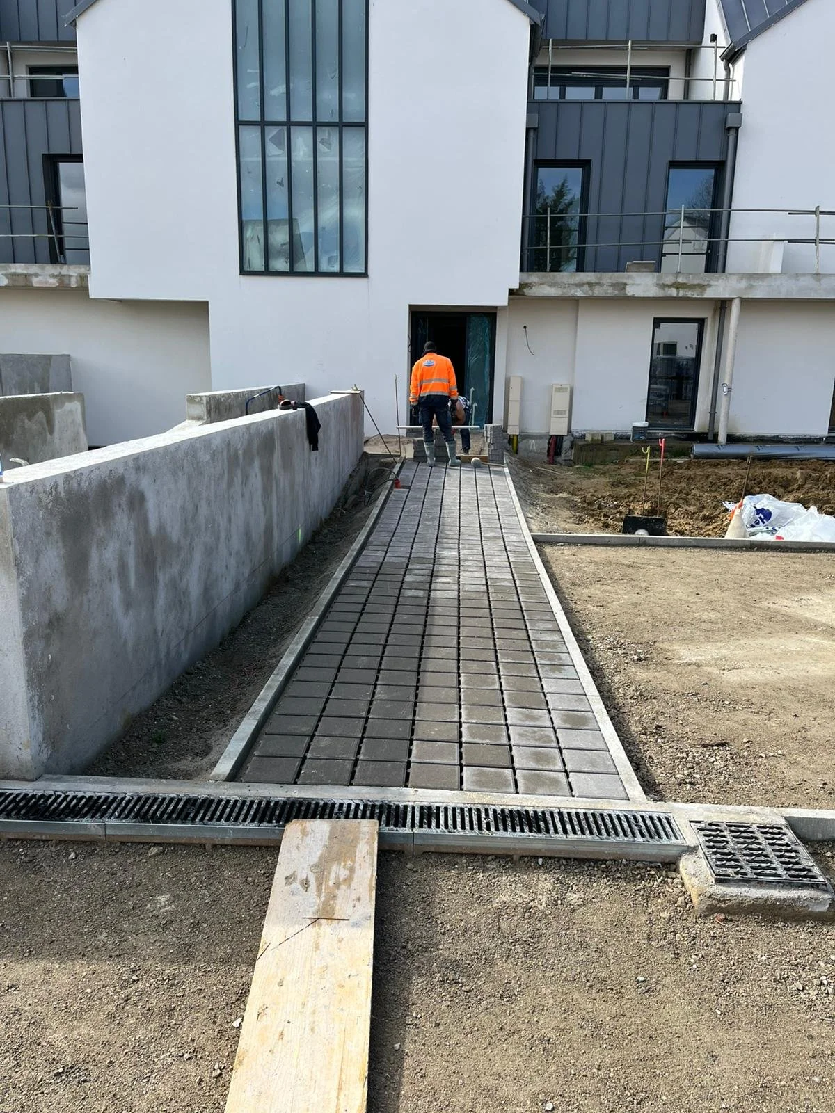 Pose des pavés en cours