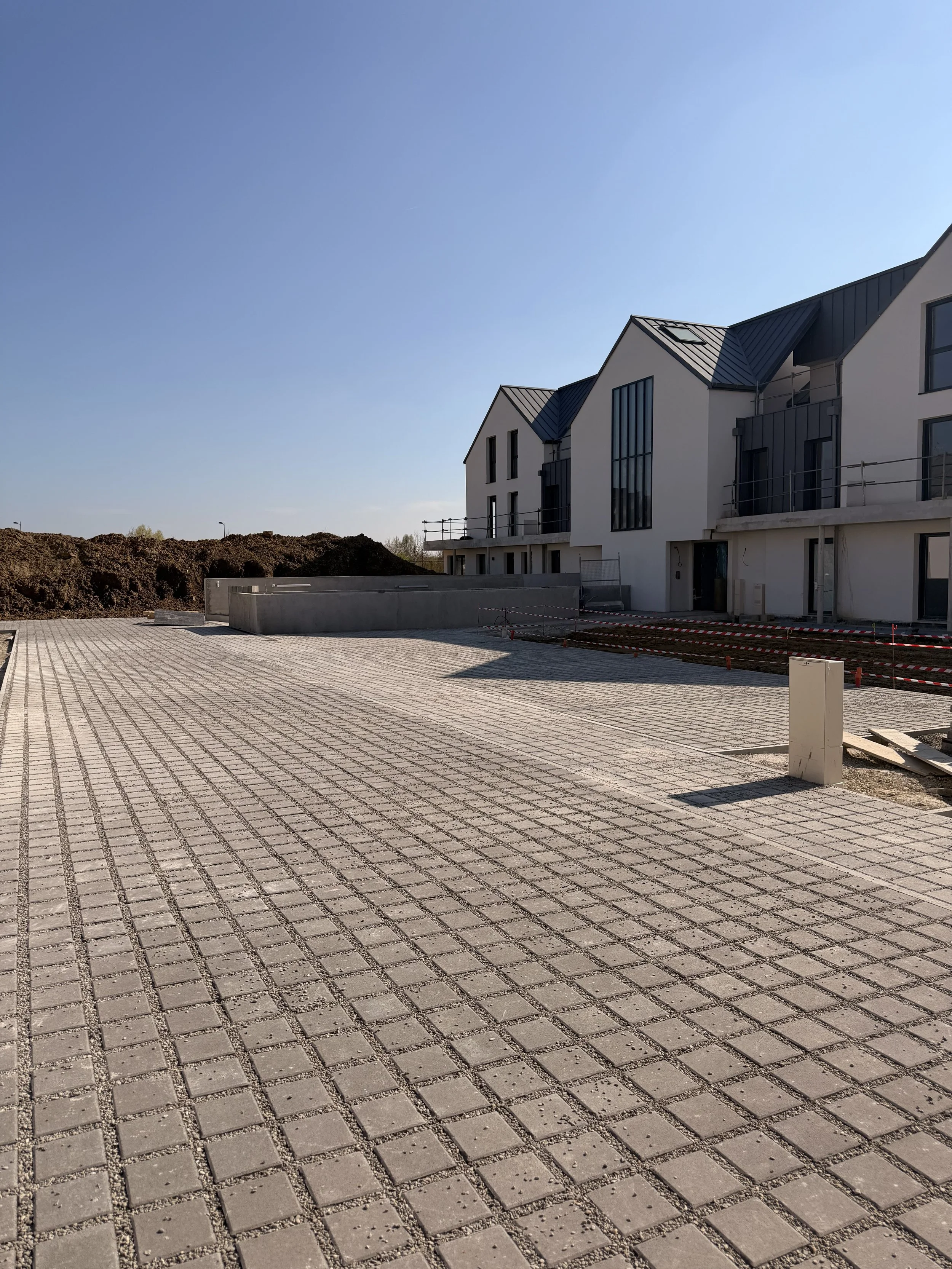 Pose des pavés de la voirie extérieure