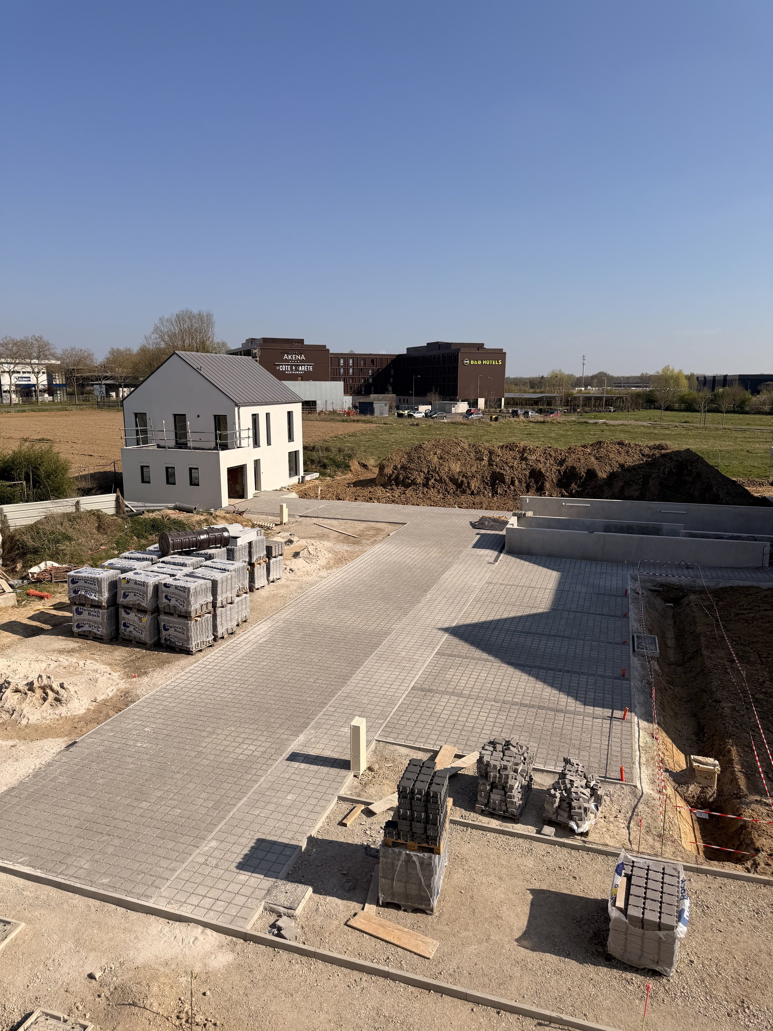 Pose des pavés de la voirie extérieure