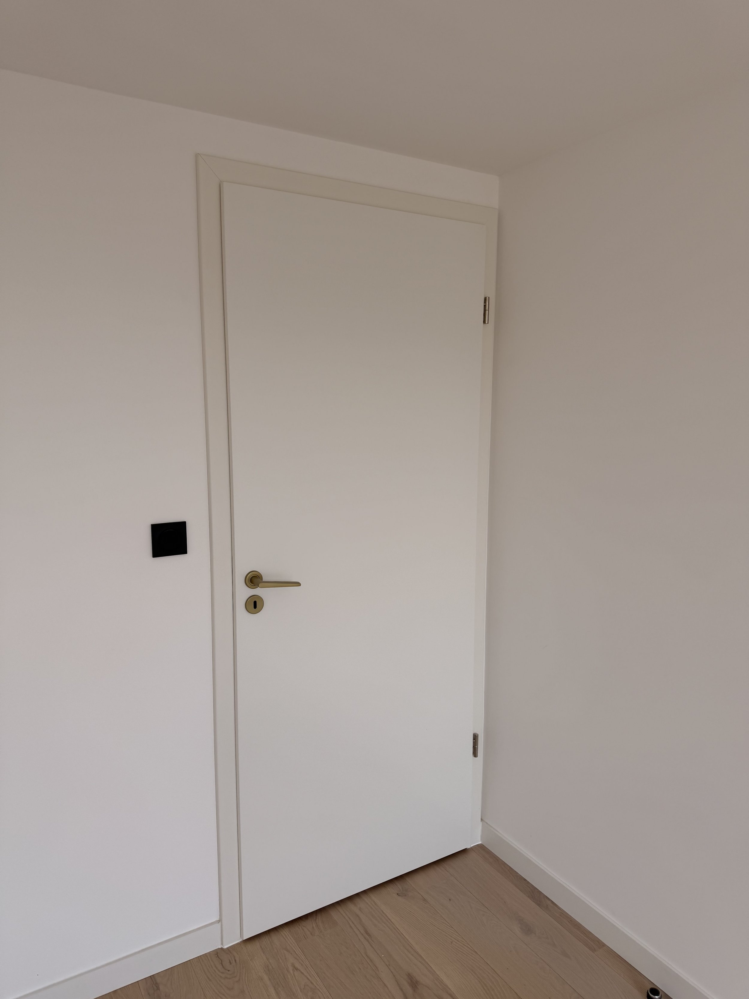 Porte de distribution laquée usine