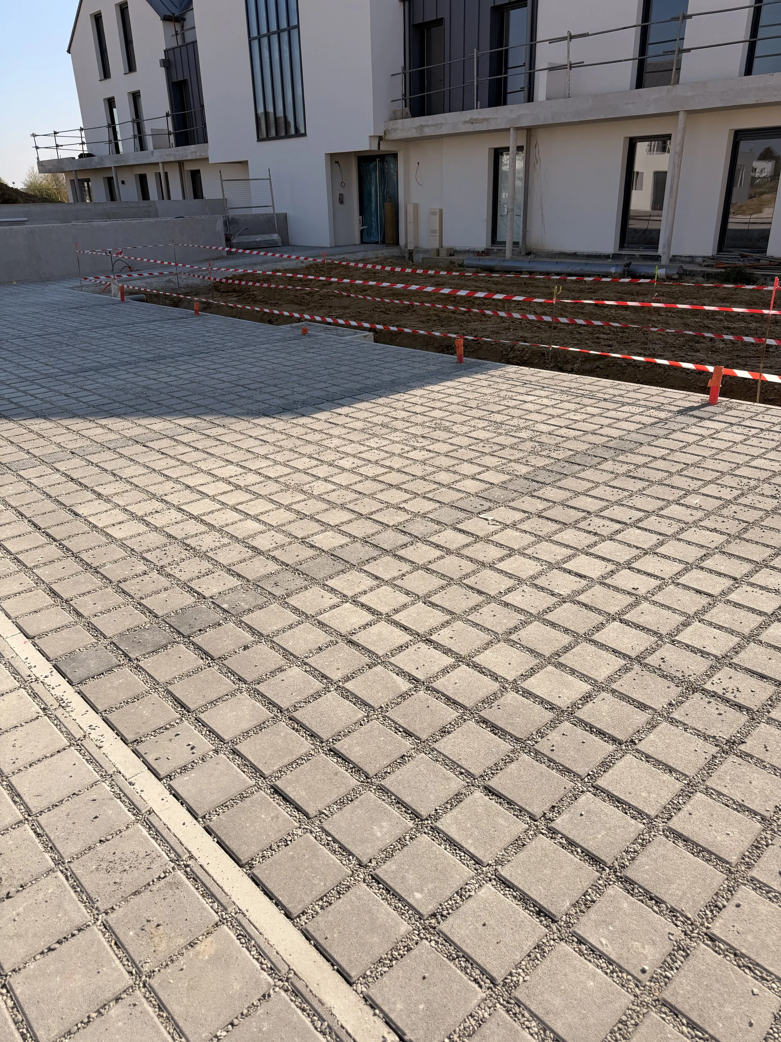 Pose des pavés de la voirie extérieure