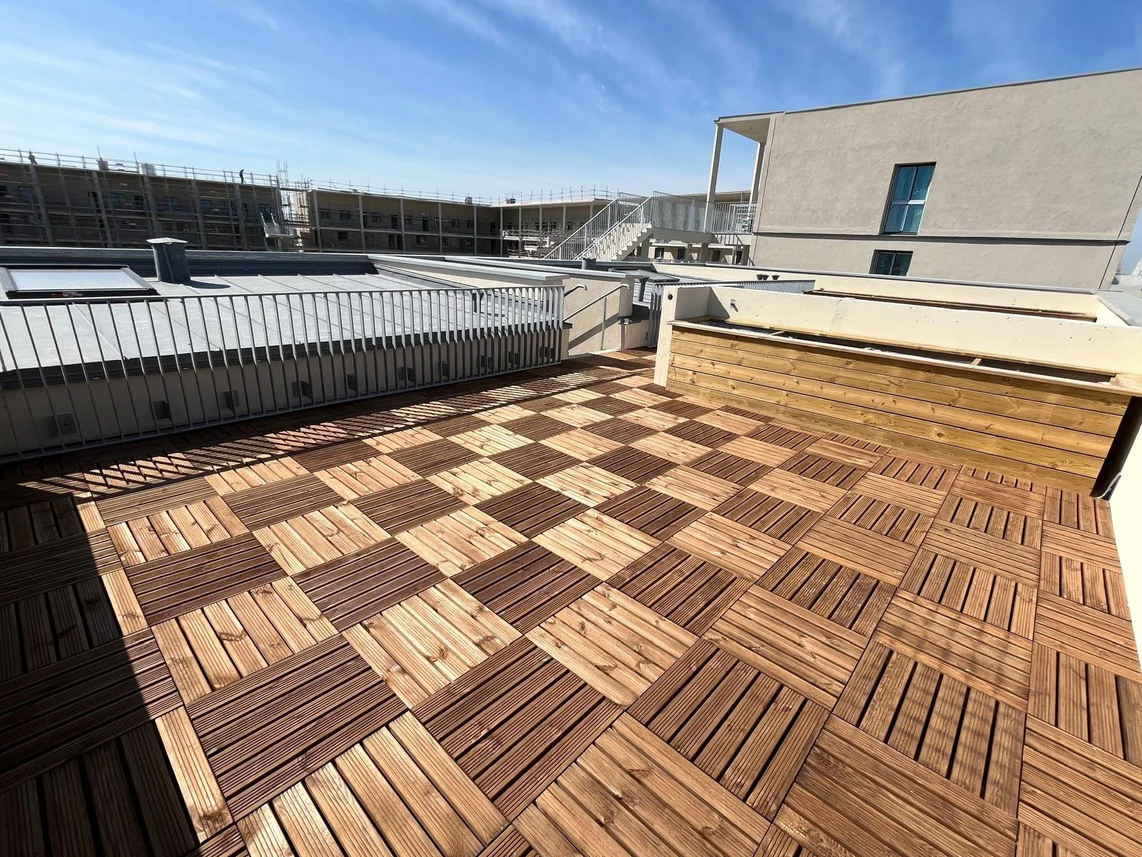 Pose des dalles sur plot en bois