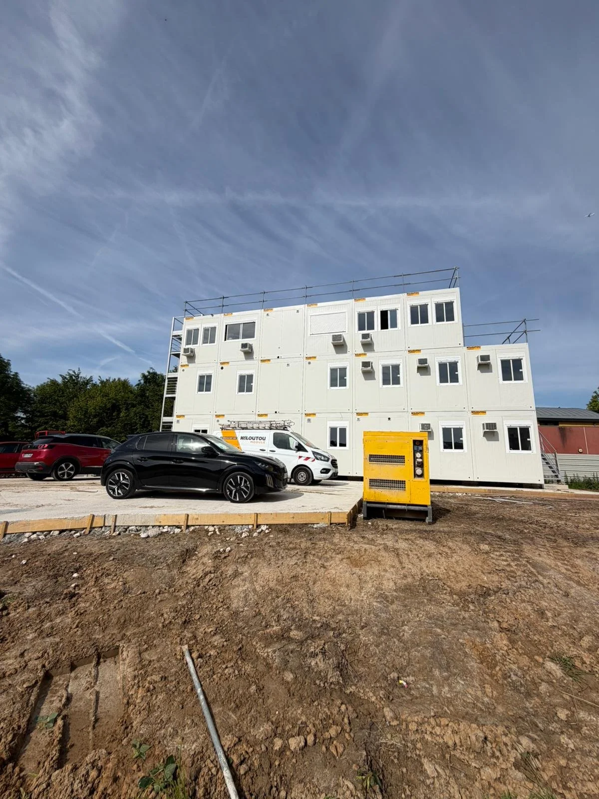 Pose de la base vie du chantier