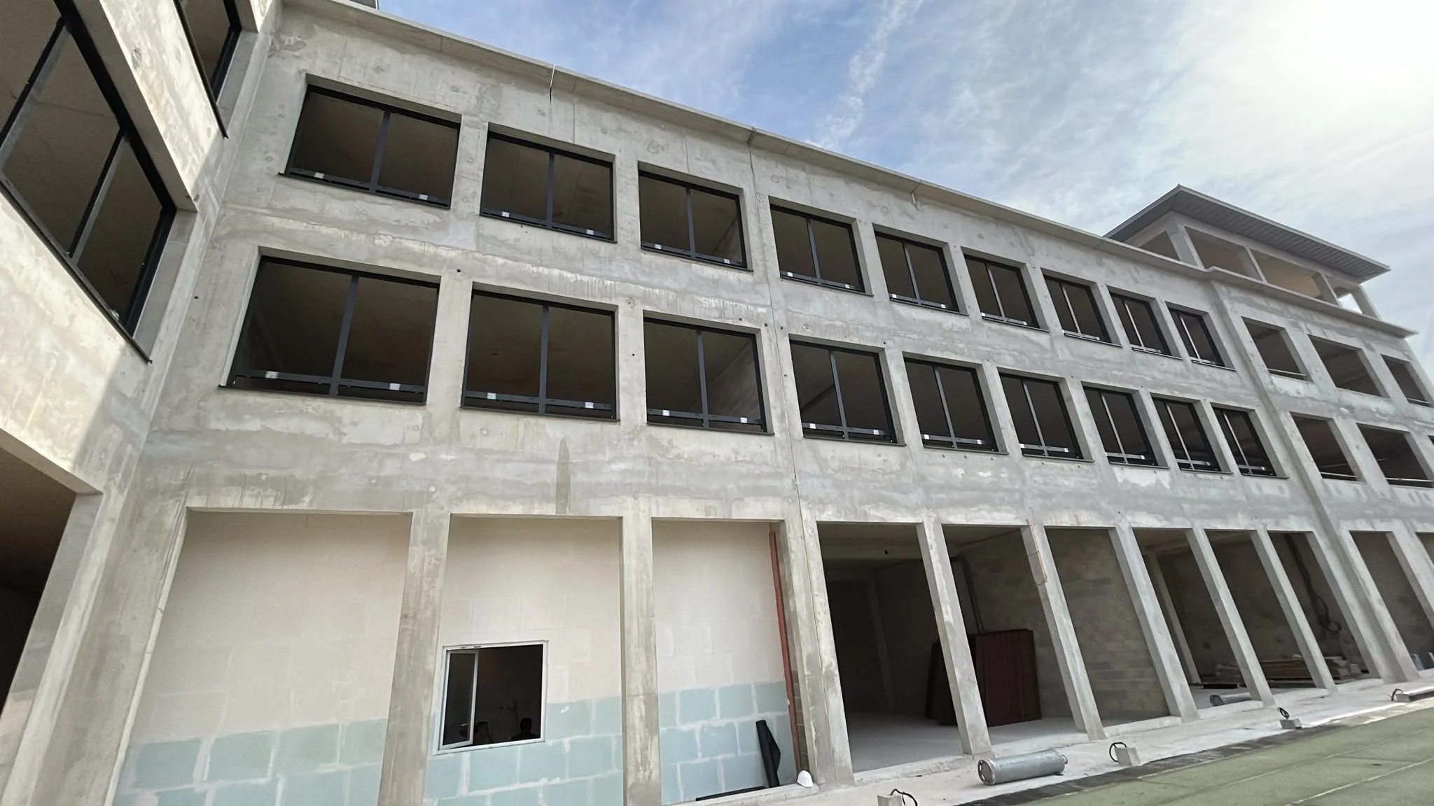 Pose des menuiseries extérieures en alumunium TECHNAL