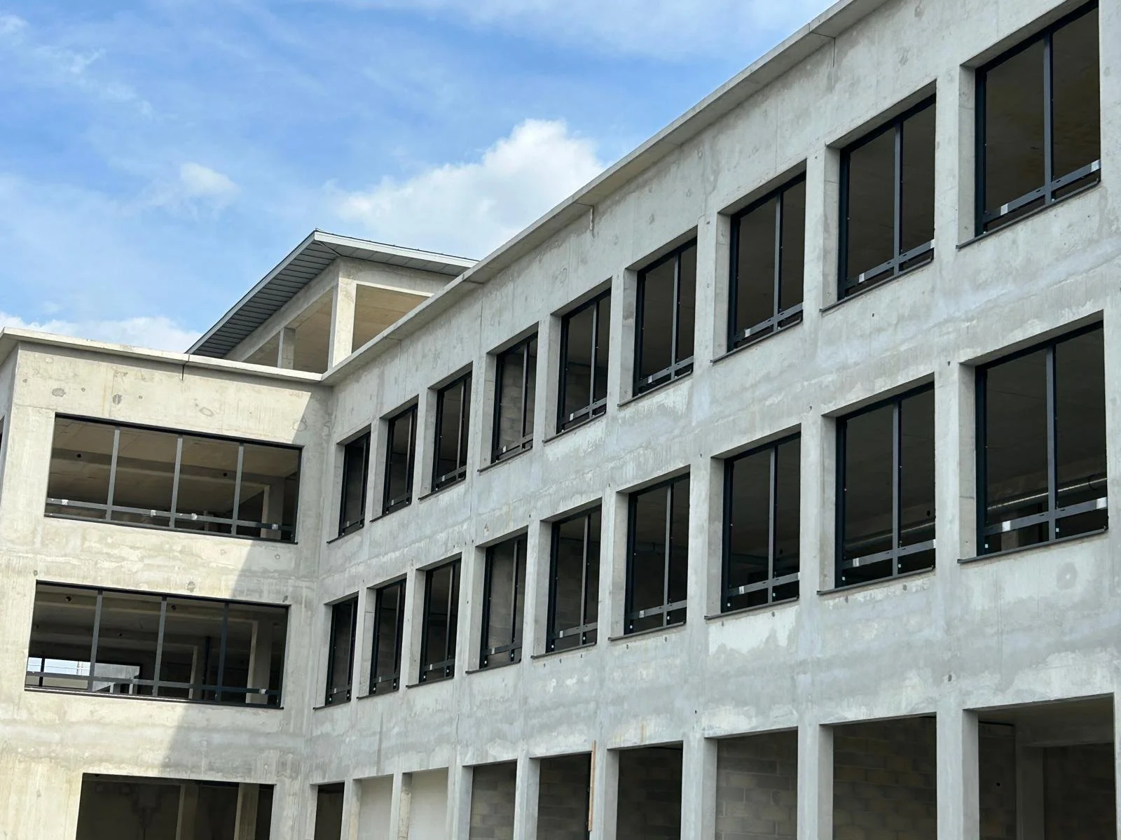 Pose des menuiseries extérieures en alumunium TECHNAL