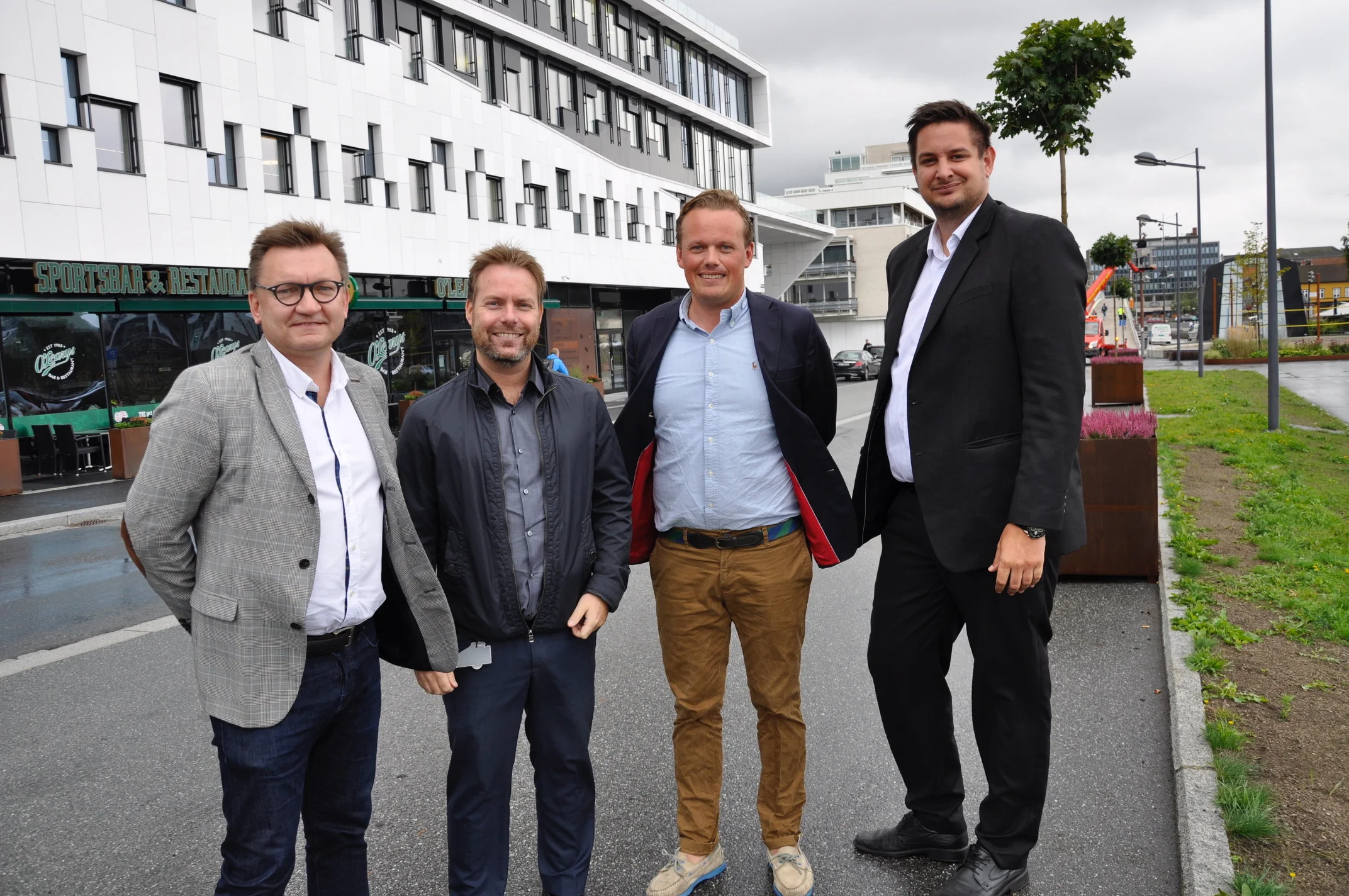 Øivind Kvammen (Værste AS), André Sørensen (Elkjøp), Magnus Fredriksen (Værste AS) og Elkjøp-direktør Fredrik Tønnesen er godt fornøyde med avtalen. Foto: Kristian Bolstad