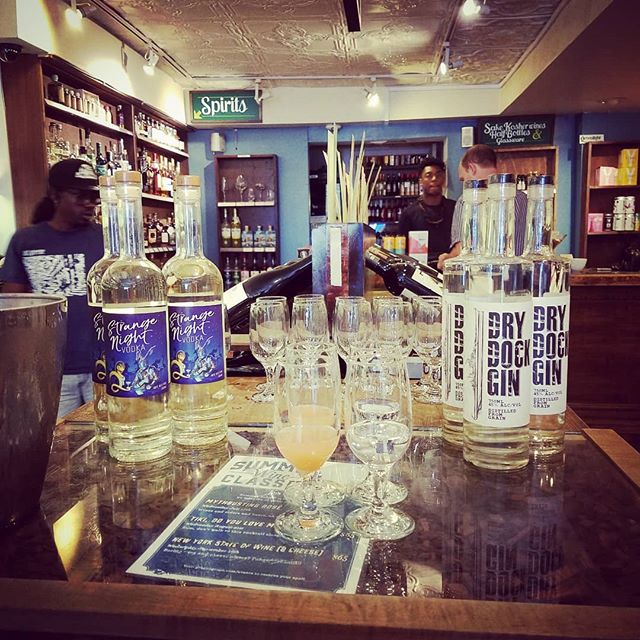 Cool off with complimentary gin and tonics made with Dry Dock Gin and grey dogs made with Strange Night Vodka at Greene Grape Wine and Spirits @greenegrape on Fulton in Brooklyn!

It may not be Friday yet, but it sure is hot!

#localspirits #localgin