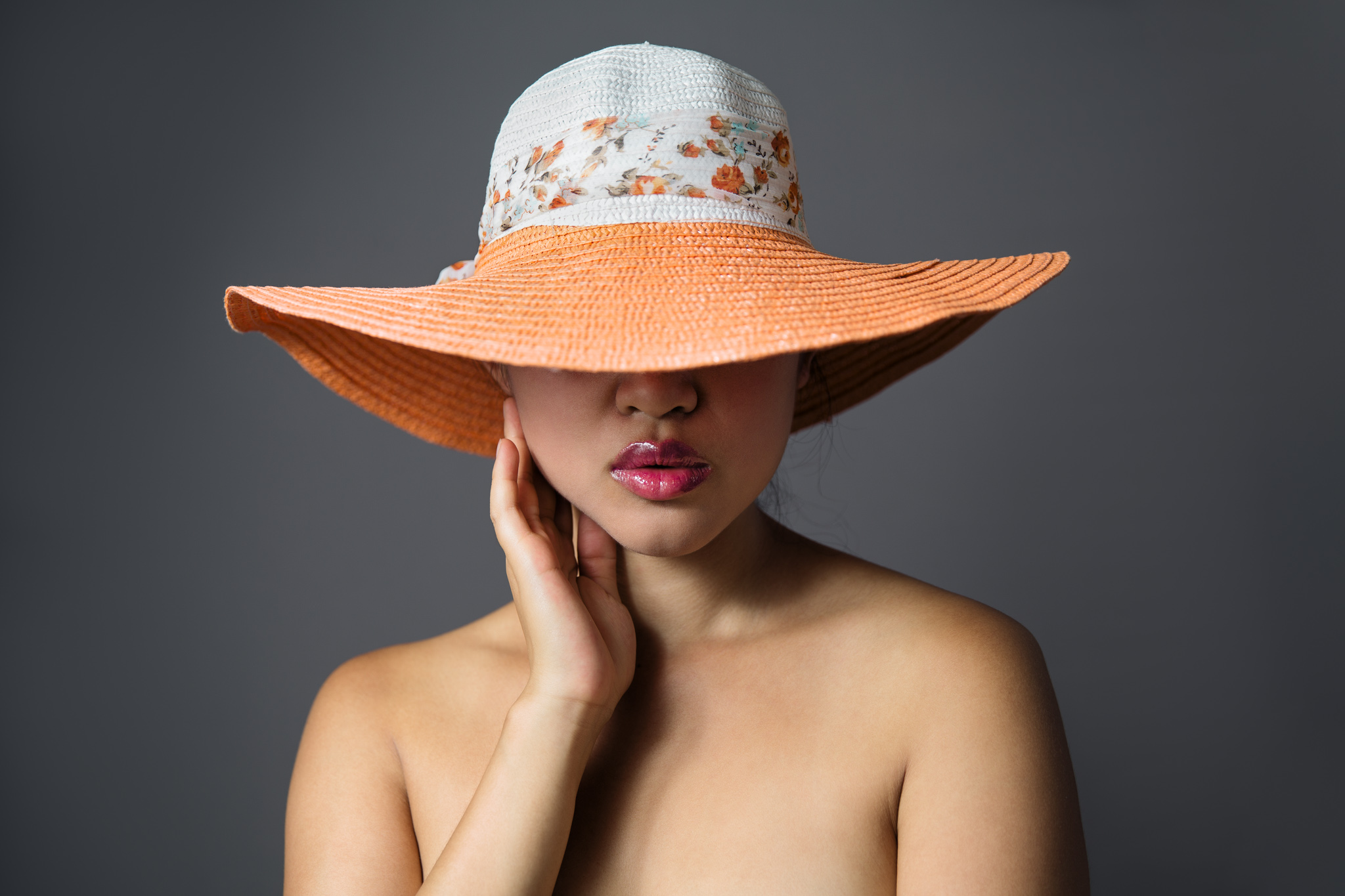 model modeling hat in photo studio paris