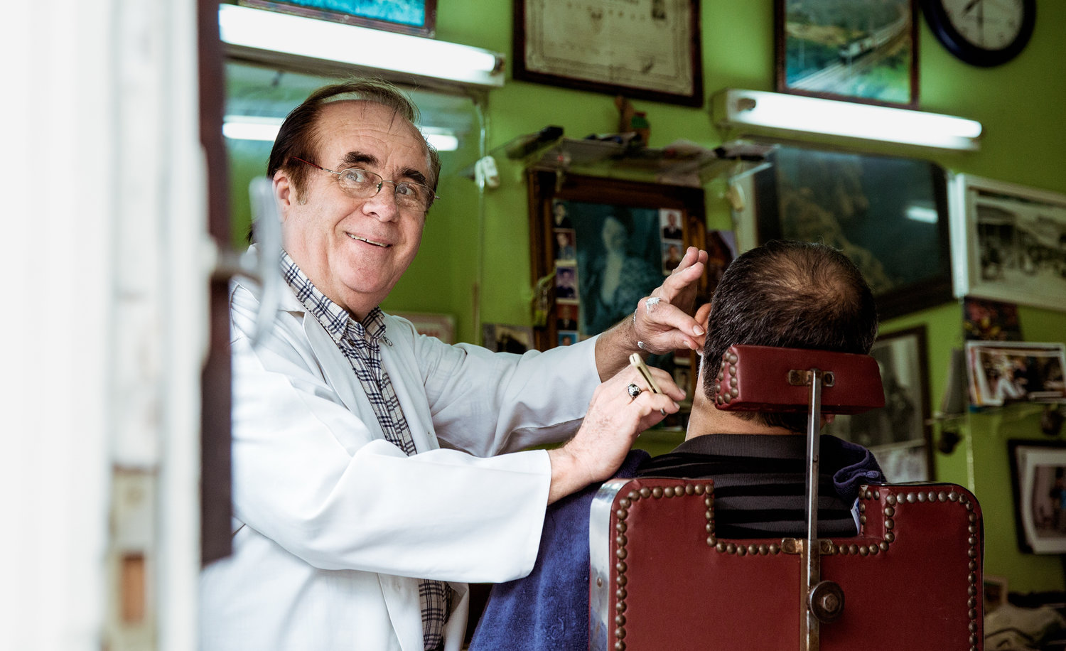 istanbul_yedikule_barbers-1905-barber-shaving-customer.jpg