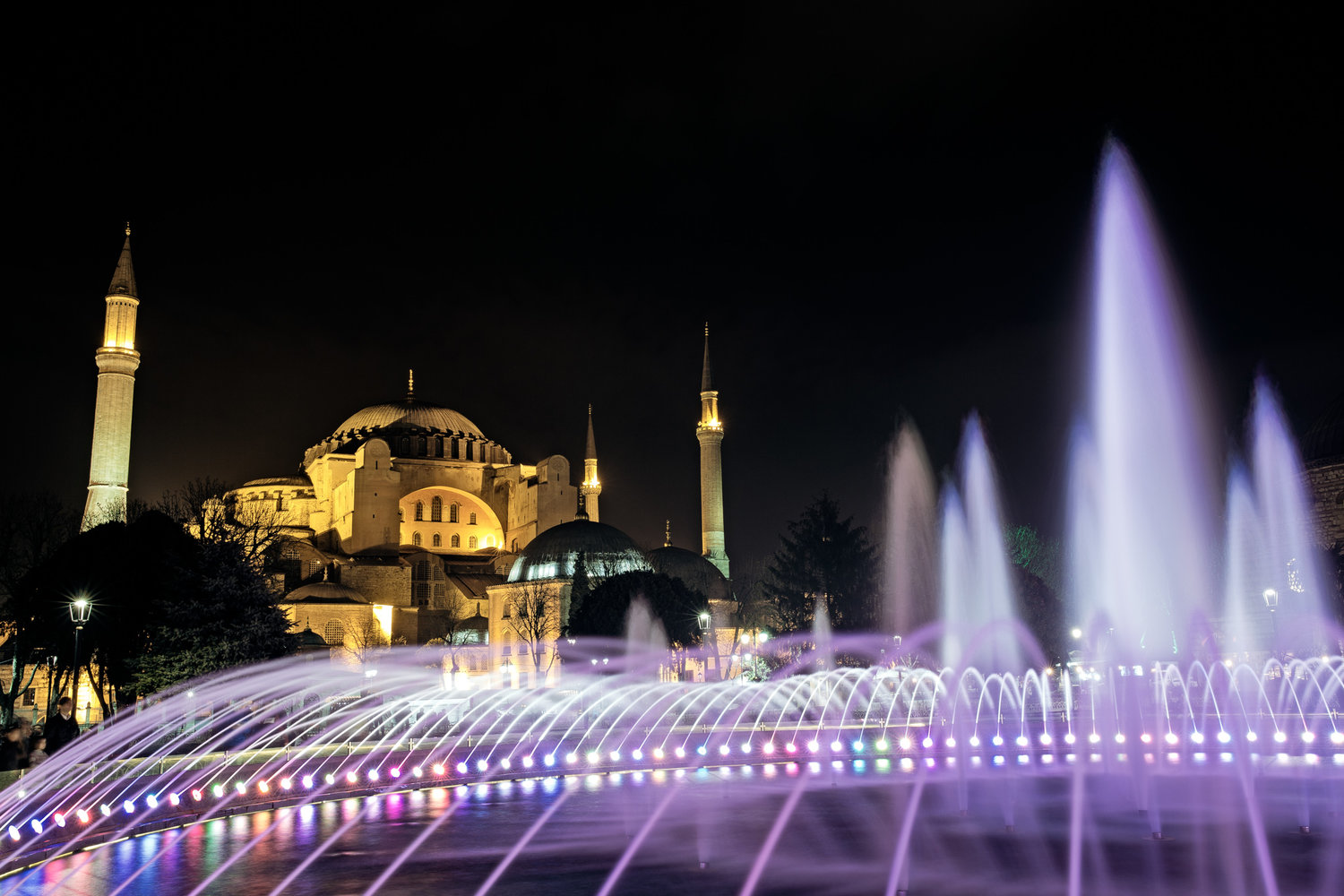 istanbul_ayasofya_outside-1408-behind-fountain-pink-nightshot.jpg