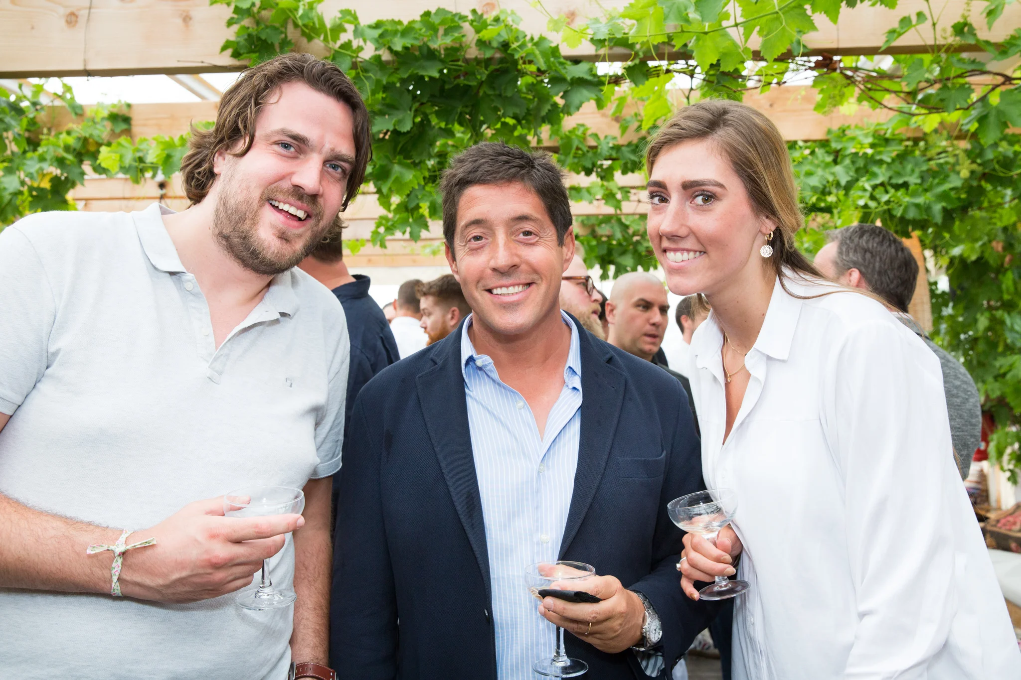 03_guests-outside-6671.jpg